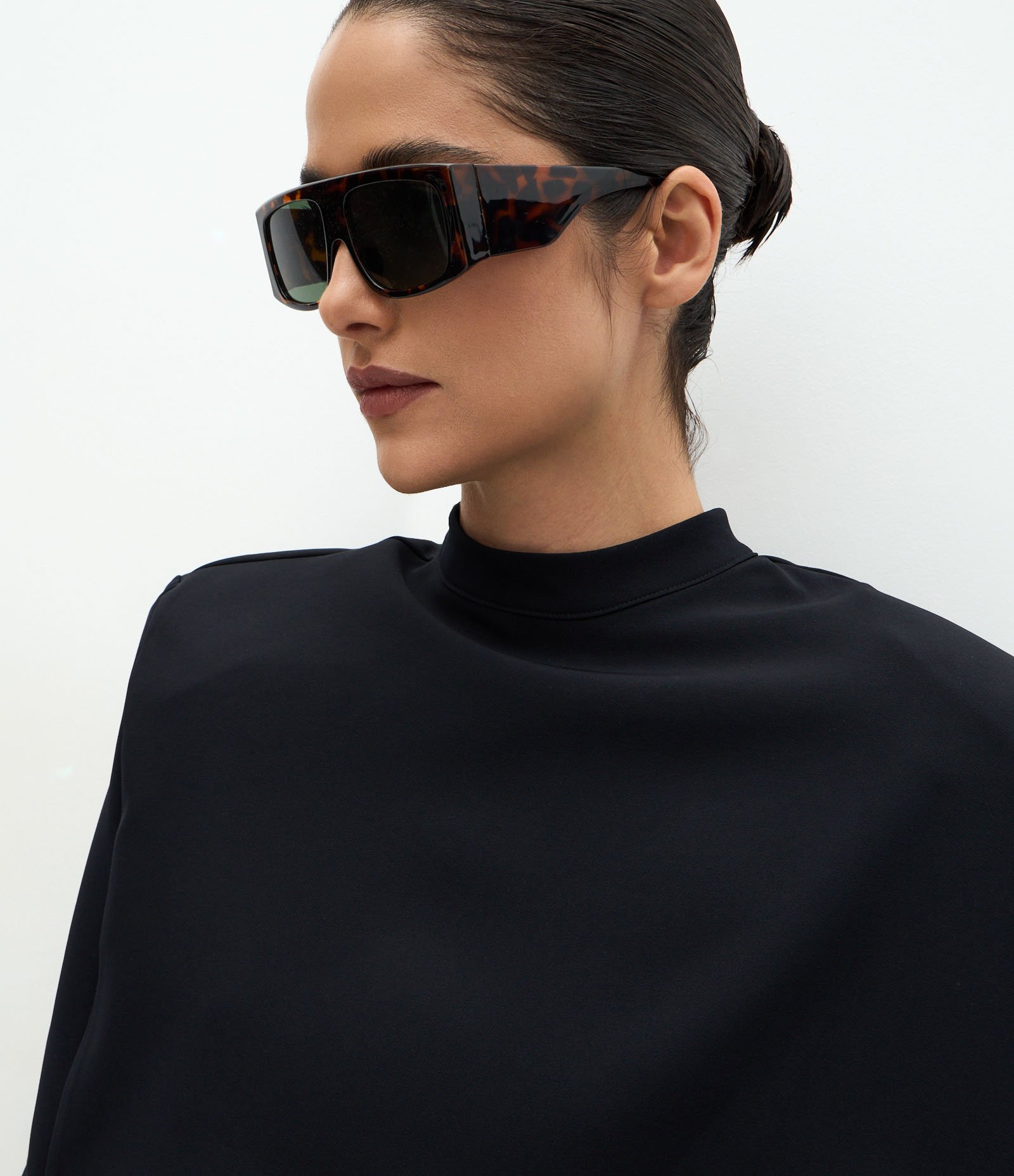 Blusa Capa Sem Mangas com Estrutura Curta Alfaiatada e Golinha Alta Preto 4
