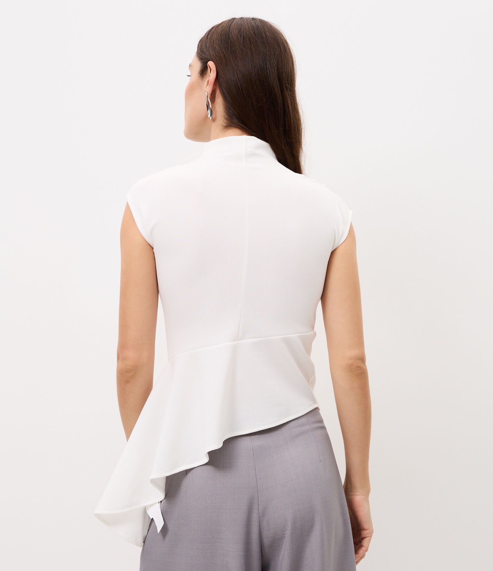 Blusa Assimétrica Estruturada com Gola Alta Branco 4