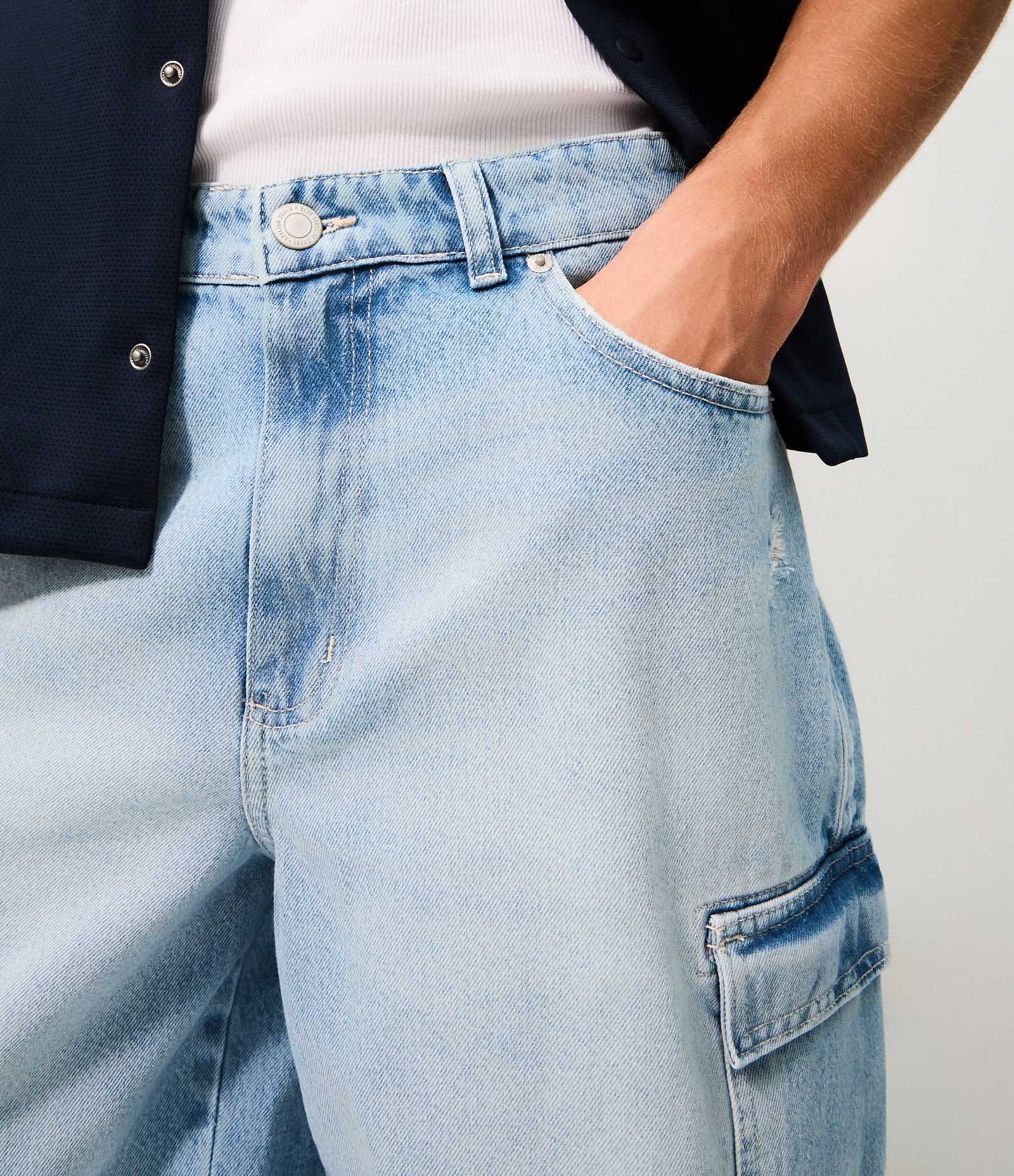 Bermuda Jeans Reta Relaxed com Bolsos Cargo Azul 3