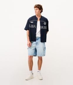 Bermuda Jeans Reta Relaxed com Bolsos Cargo