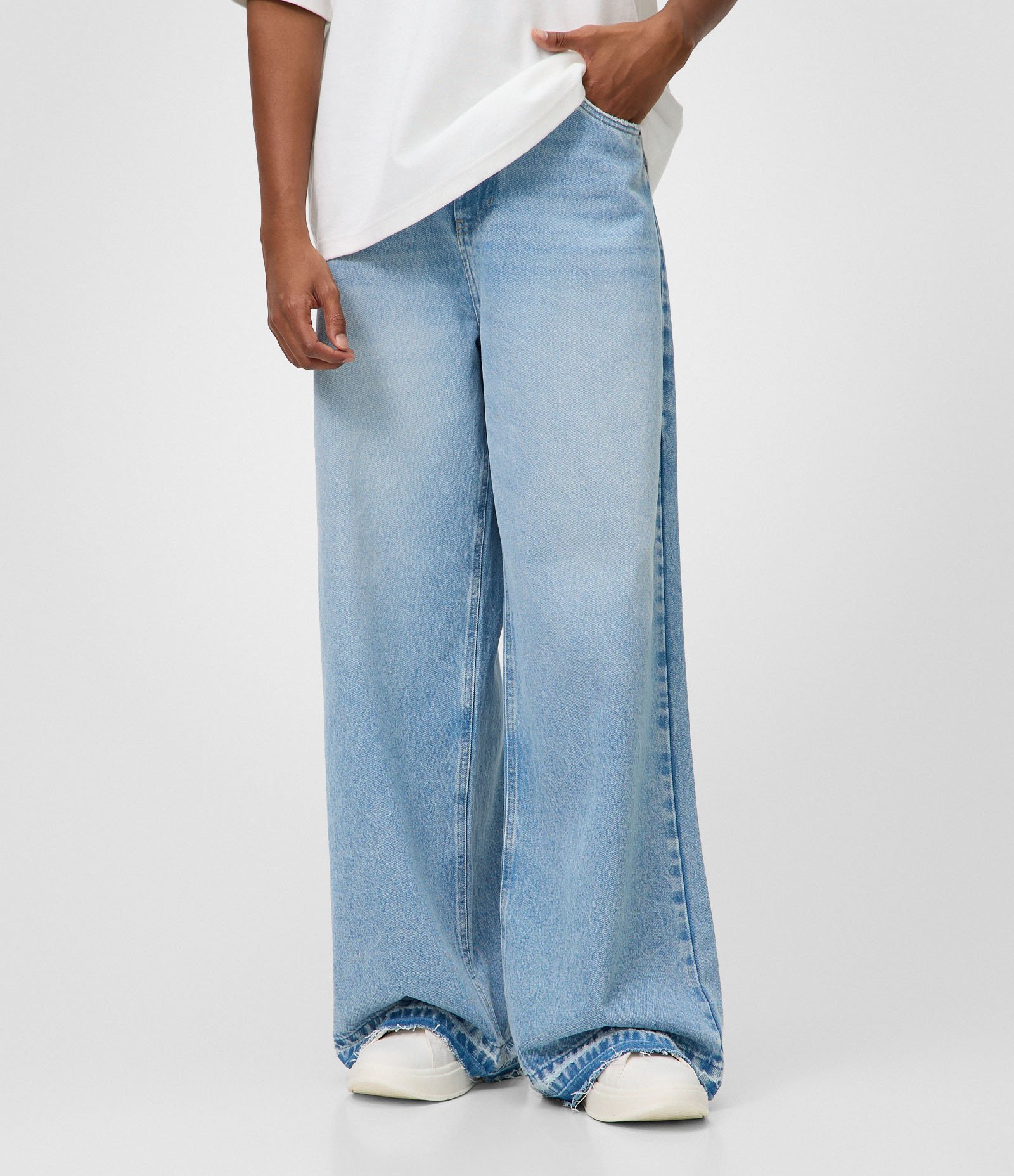 Calça Mega Baggy em Jeans com Barra Desfiada Azul 2