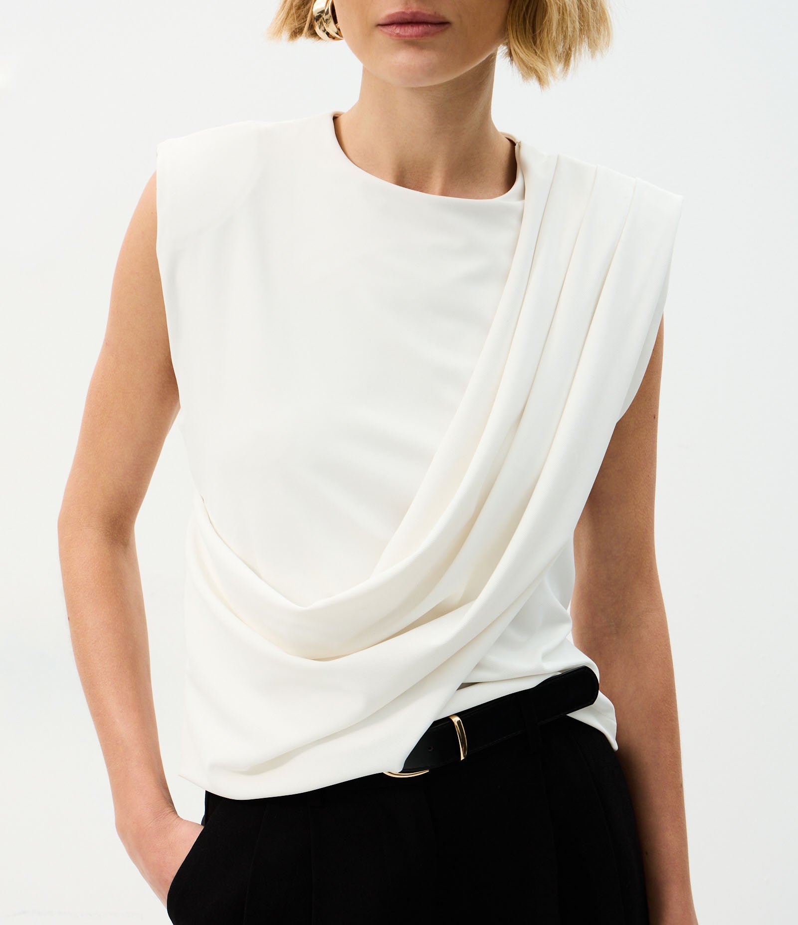 Blusa em Microfibra com Detalhe Assimétrico e Ombreiras Branco 4