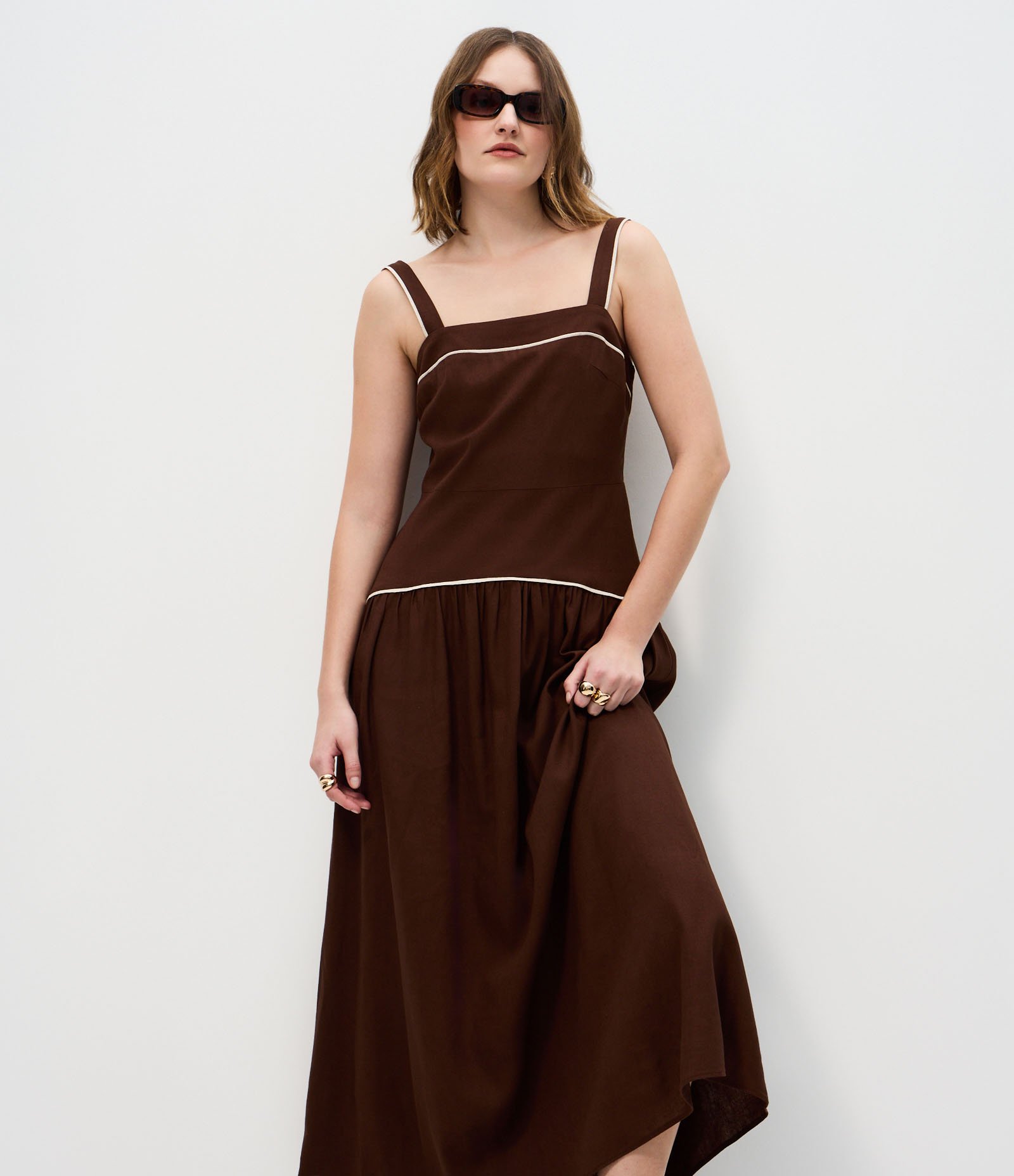 Vestido Midi em Viscolinho com Recorte Cintura Baixa Marrom 2