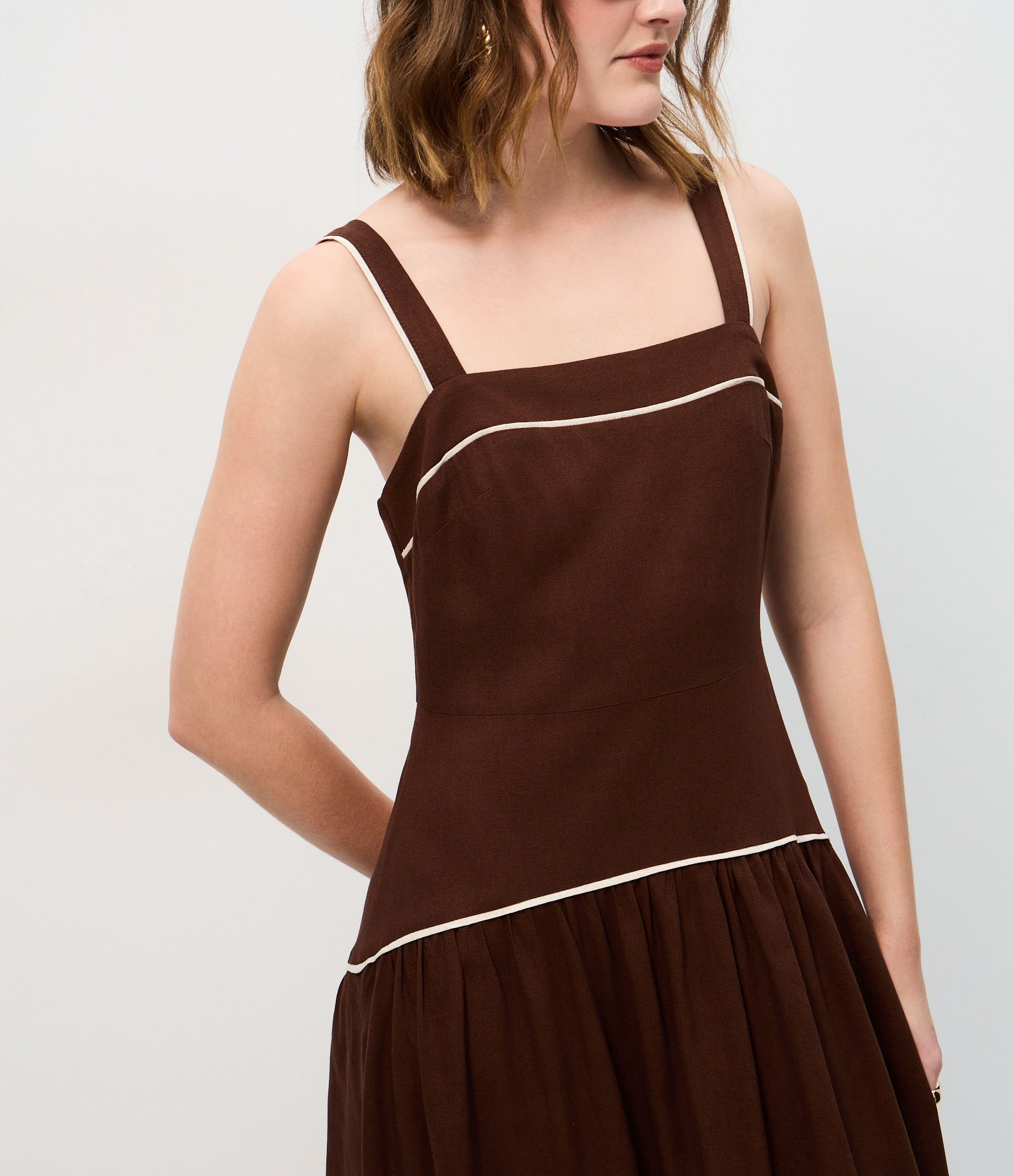 Vestido Midi em Viscolinho com Recorte Cintura Baixa Marrom 4