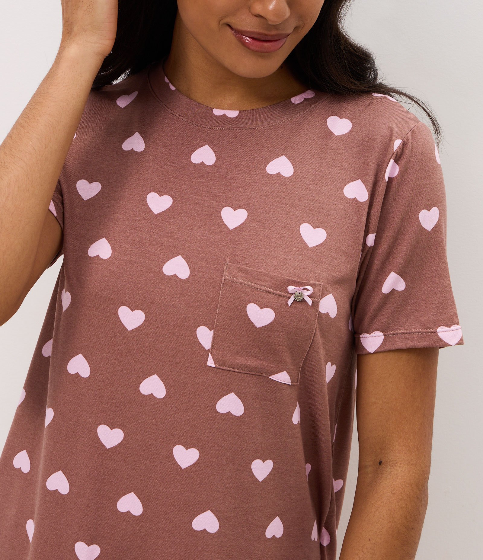 Pijama Curto com Estampa de Corações e Bolsinho Marrom 2