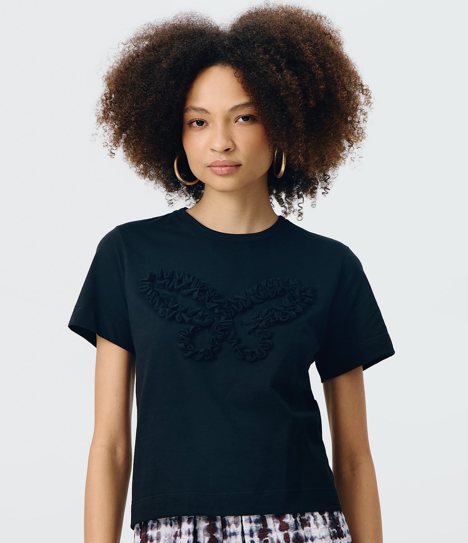 Camiseta Regular em Algodão com Borboleta Bordada Preto 1