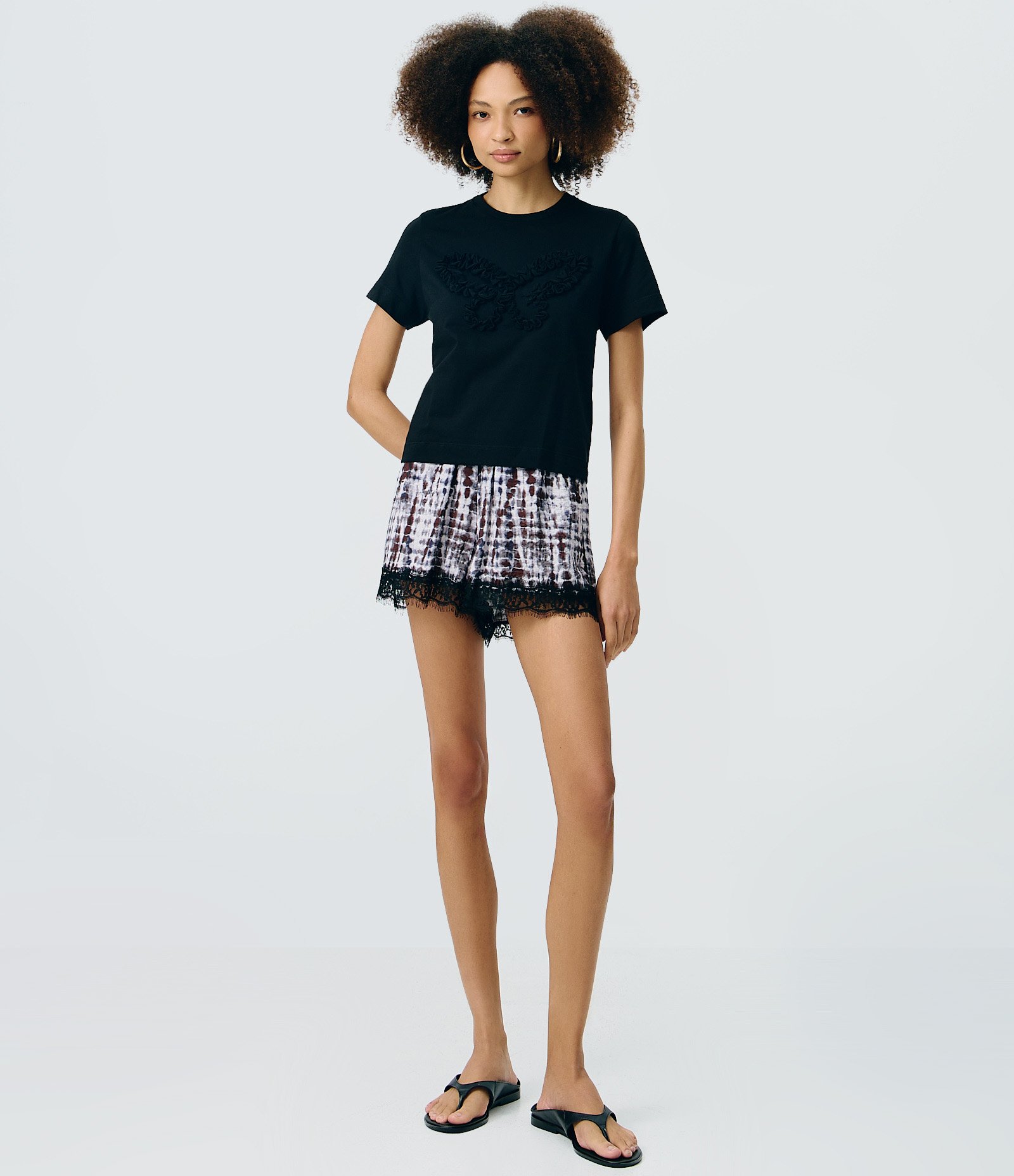 Camiseta Regular em Algodão com Borboleta Bordada Preto 2