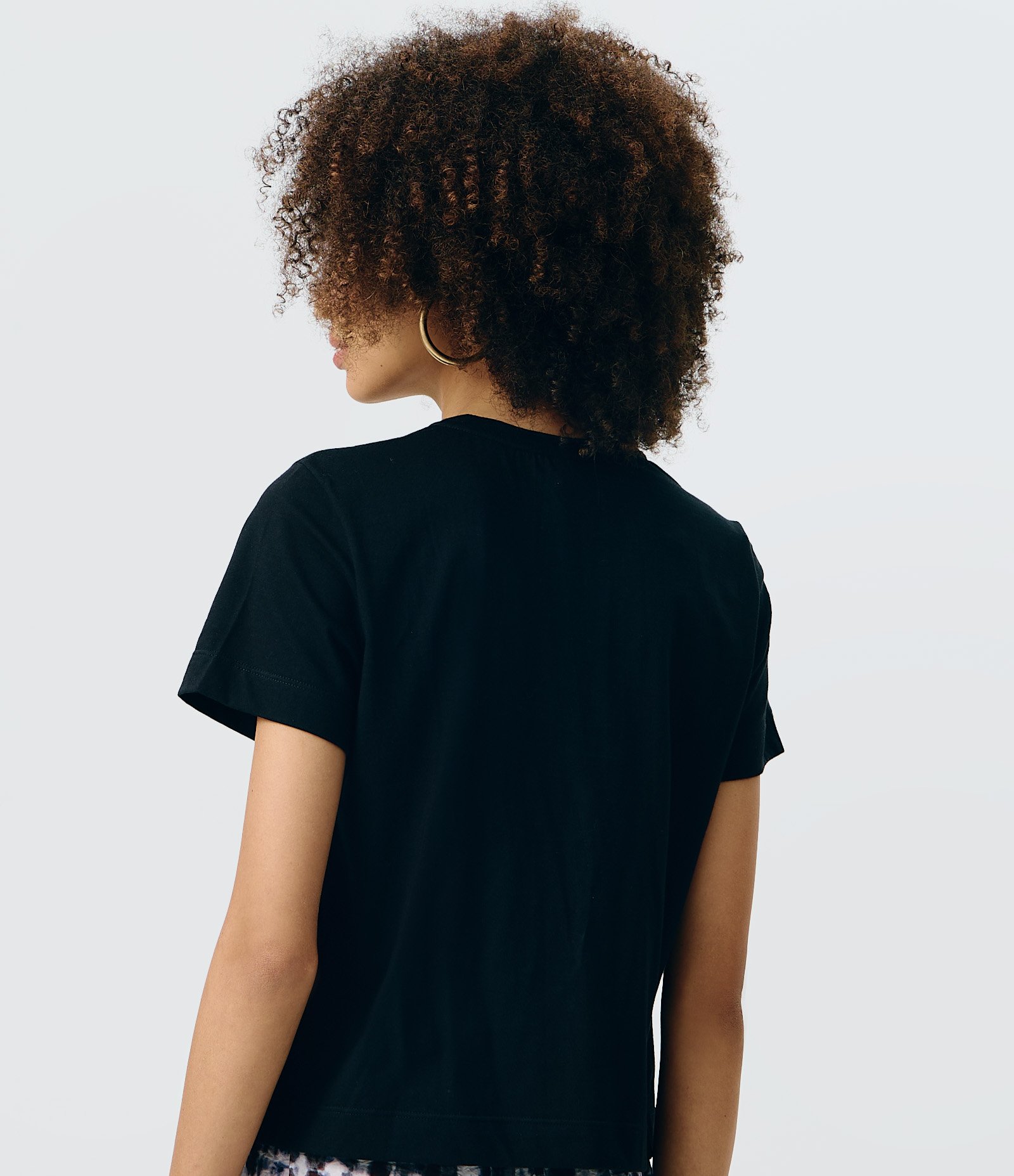Camiseta Regular em Algodão com Borboleta Bordada Preto 4
