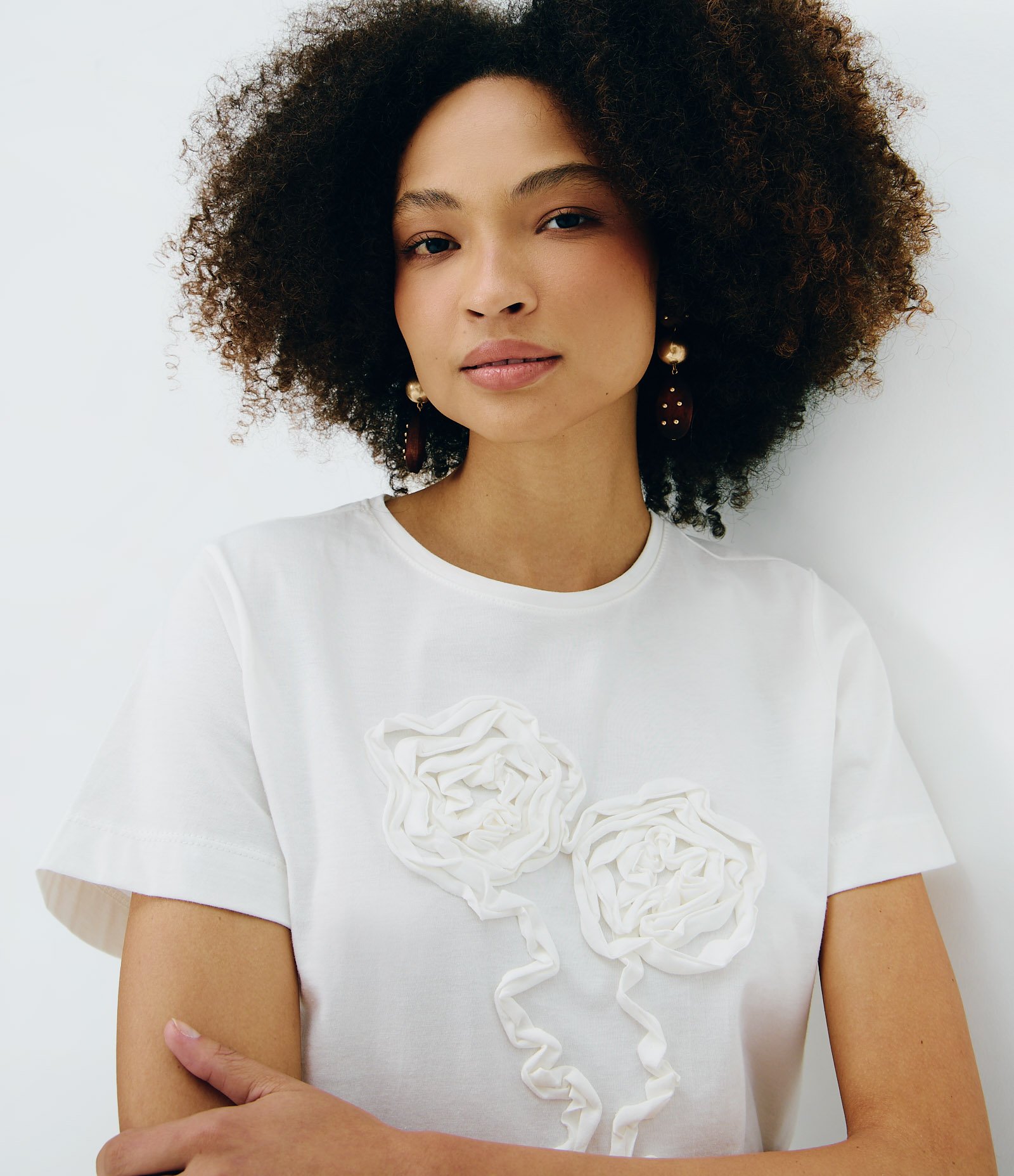 Camiseta em Algodão com Bordado Floral em Relevo Branco 1