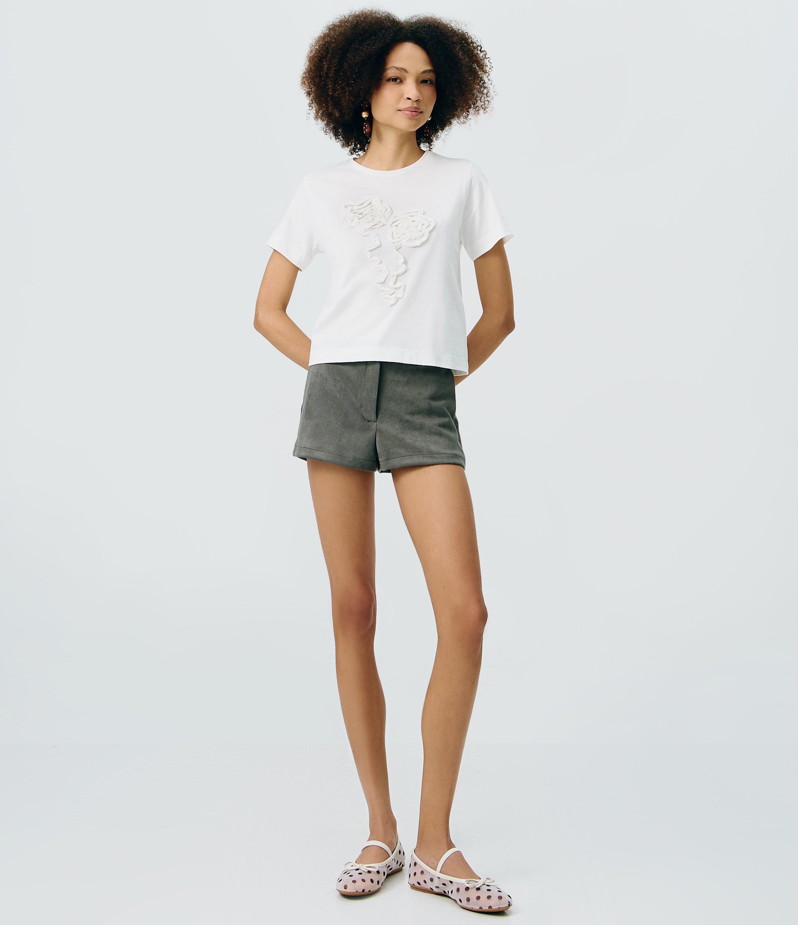 Camiseta em Algodão com Bordado Floral em Relevo Branco 2