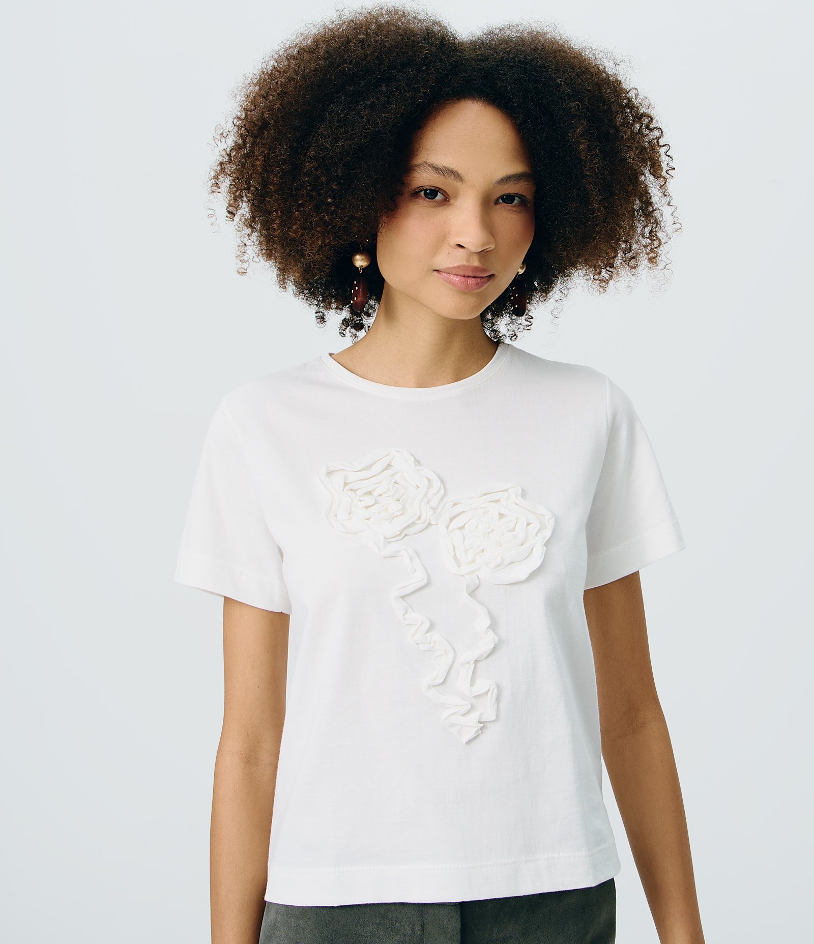 Camiseta em Algodão com Bordado Floral em Relevo Branco 3