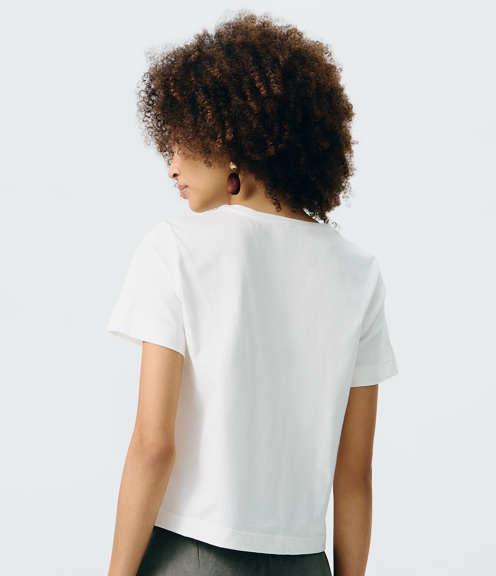 Camiseta em Algodão com Bordado Floral em Relevo Branco 4
