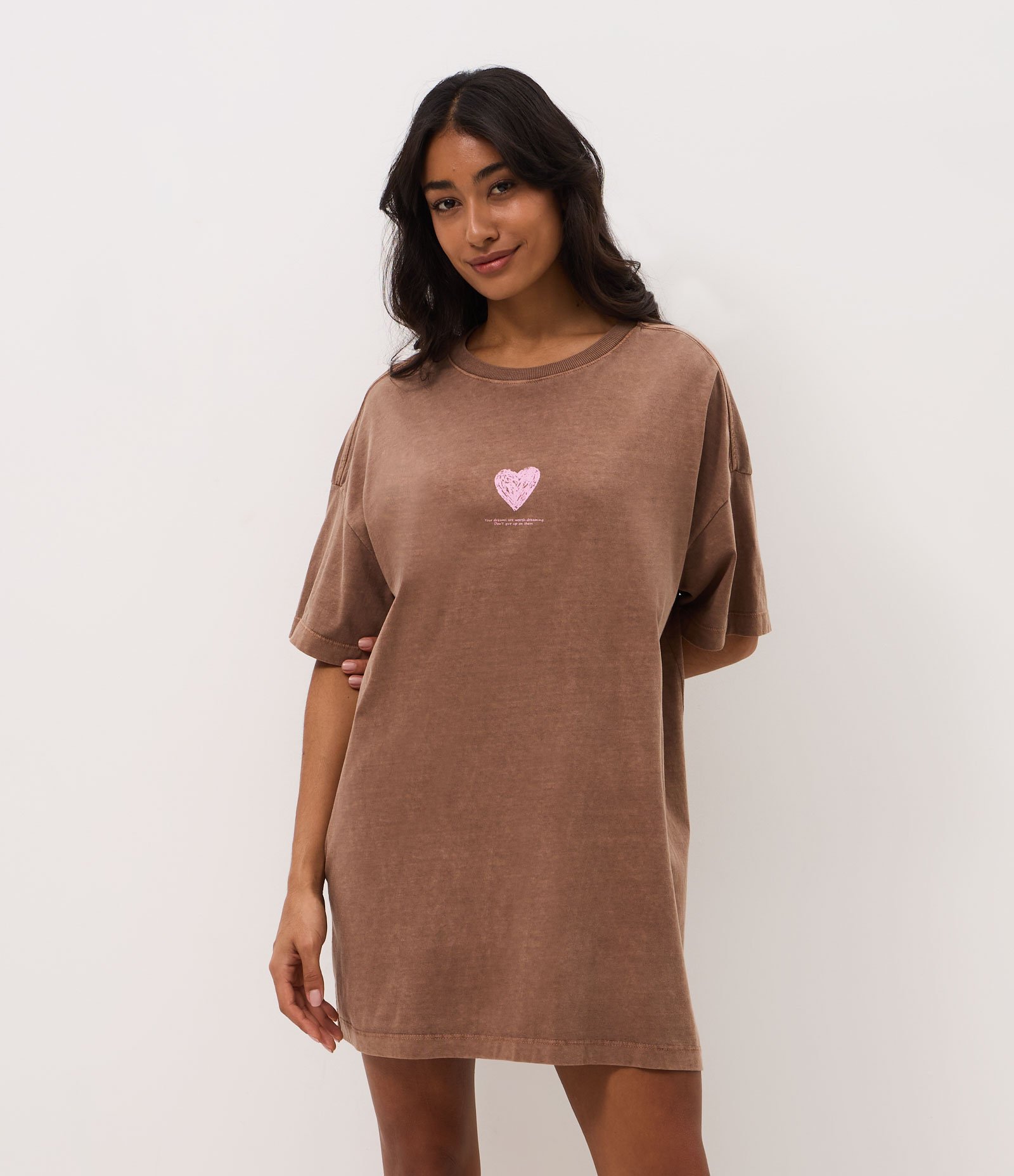 Camisola Curta Estonada com Estampa de Coração e Lettering Marrom 1