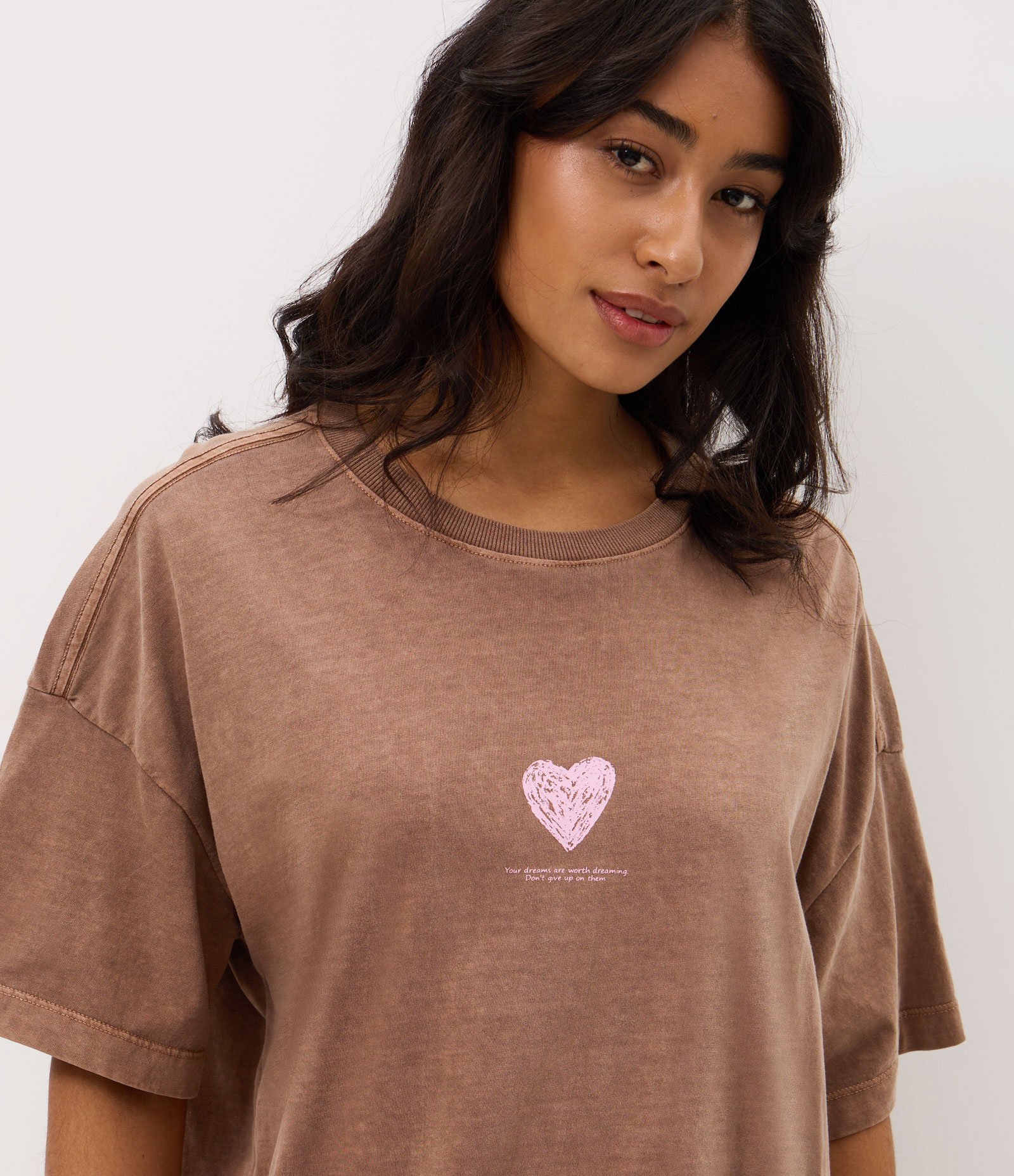 Camisola Curta Estonada com Estampa de Coração e Lettering Marrom 2