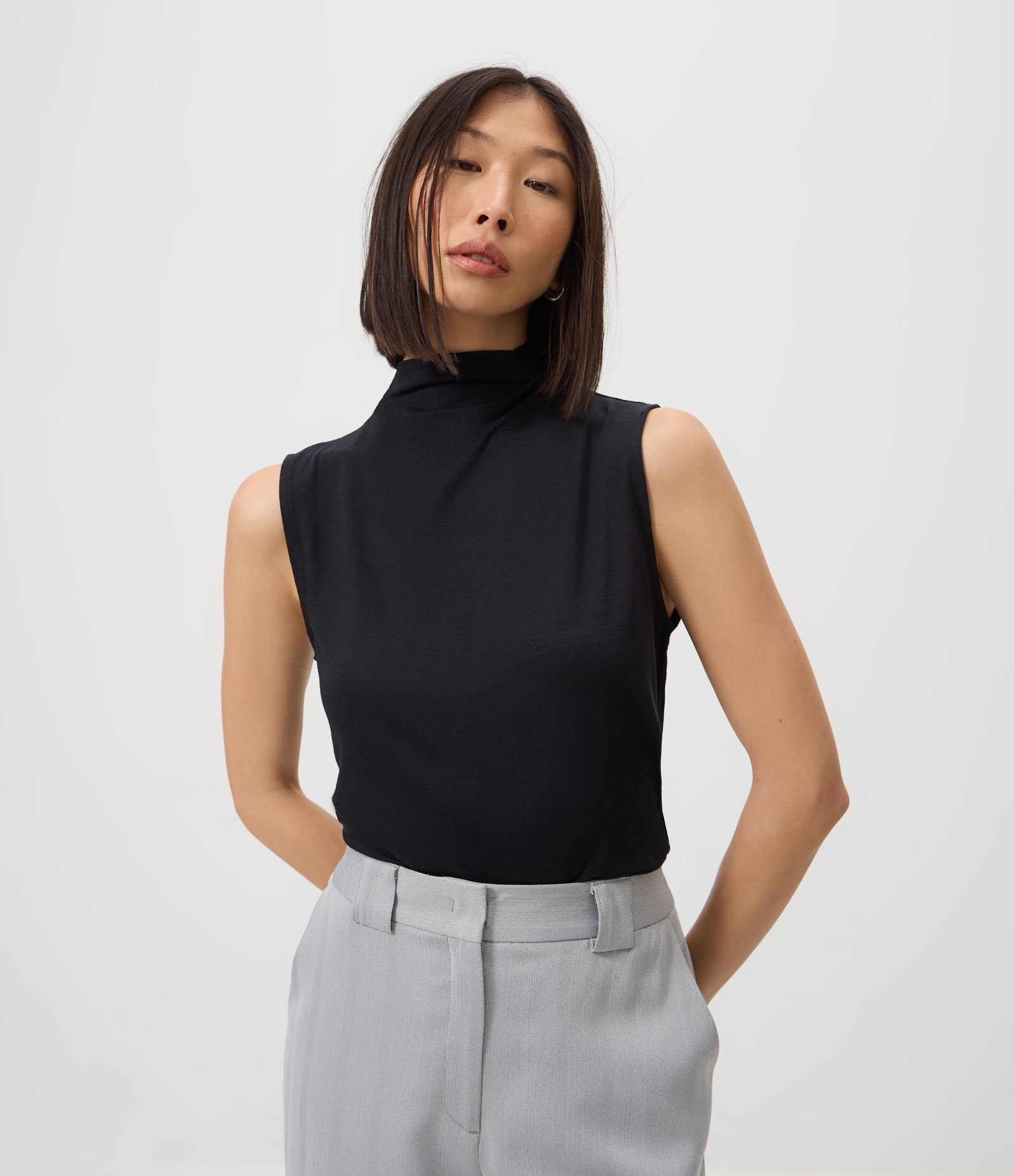 Blusa sem Manga em Ribana com Gola Alta Preto 1