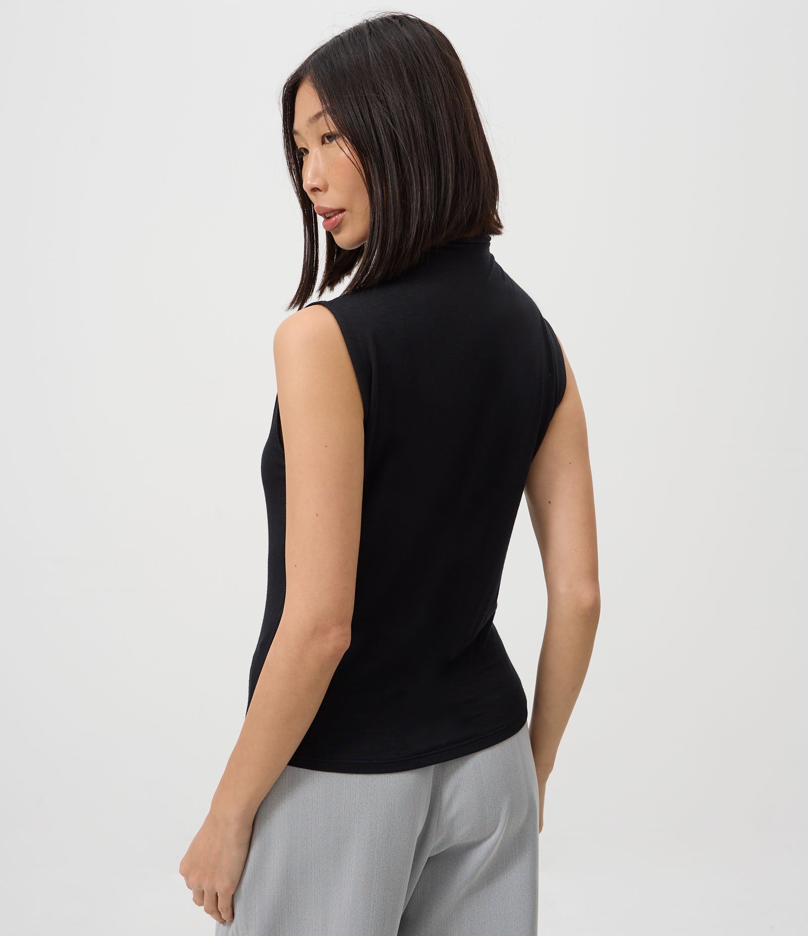 Blusa sem Manga em Ribana com Gola Alta Preto 4