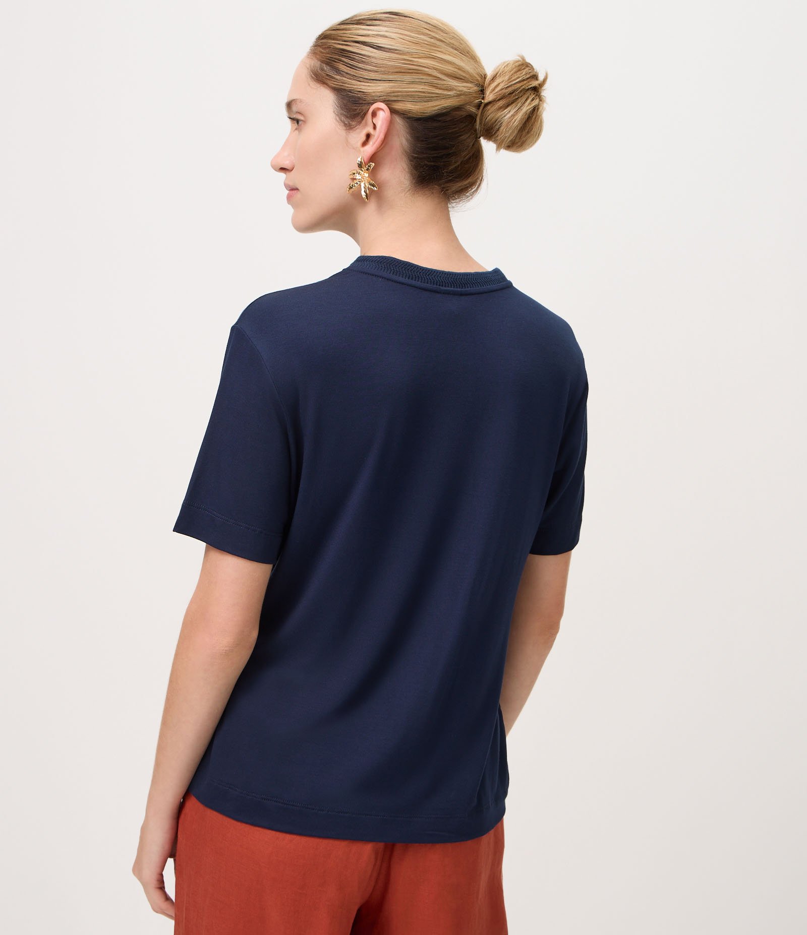 Camiseta em Viscose com Flor Bordada Azul 2