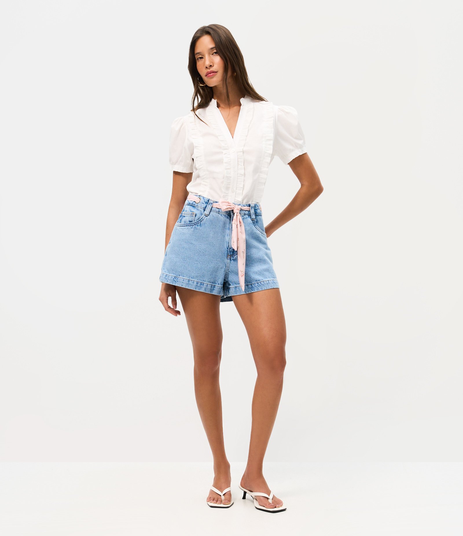 Short em Jeans com Cintura Média Lenço e Ilhós Claro 1