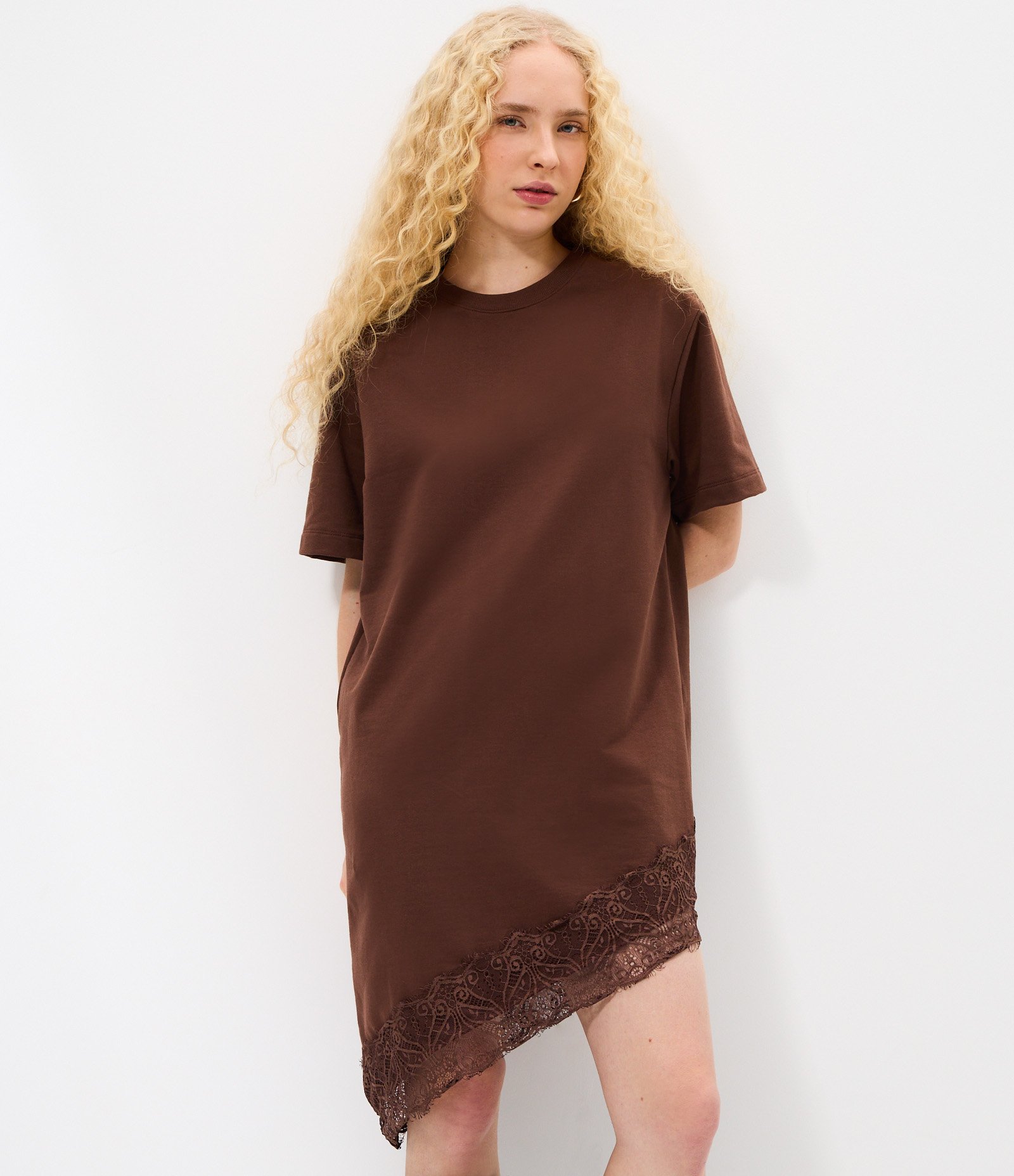 Vestido Curto em Algodão com Barra Rendada Assimétrica Marrom 2
