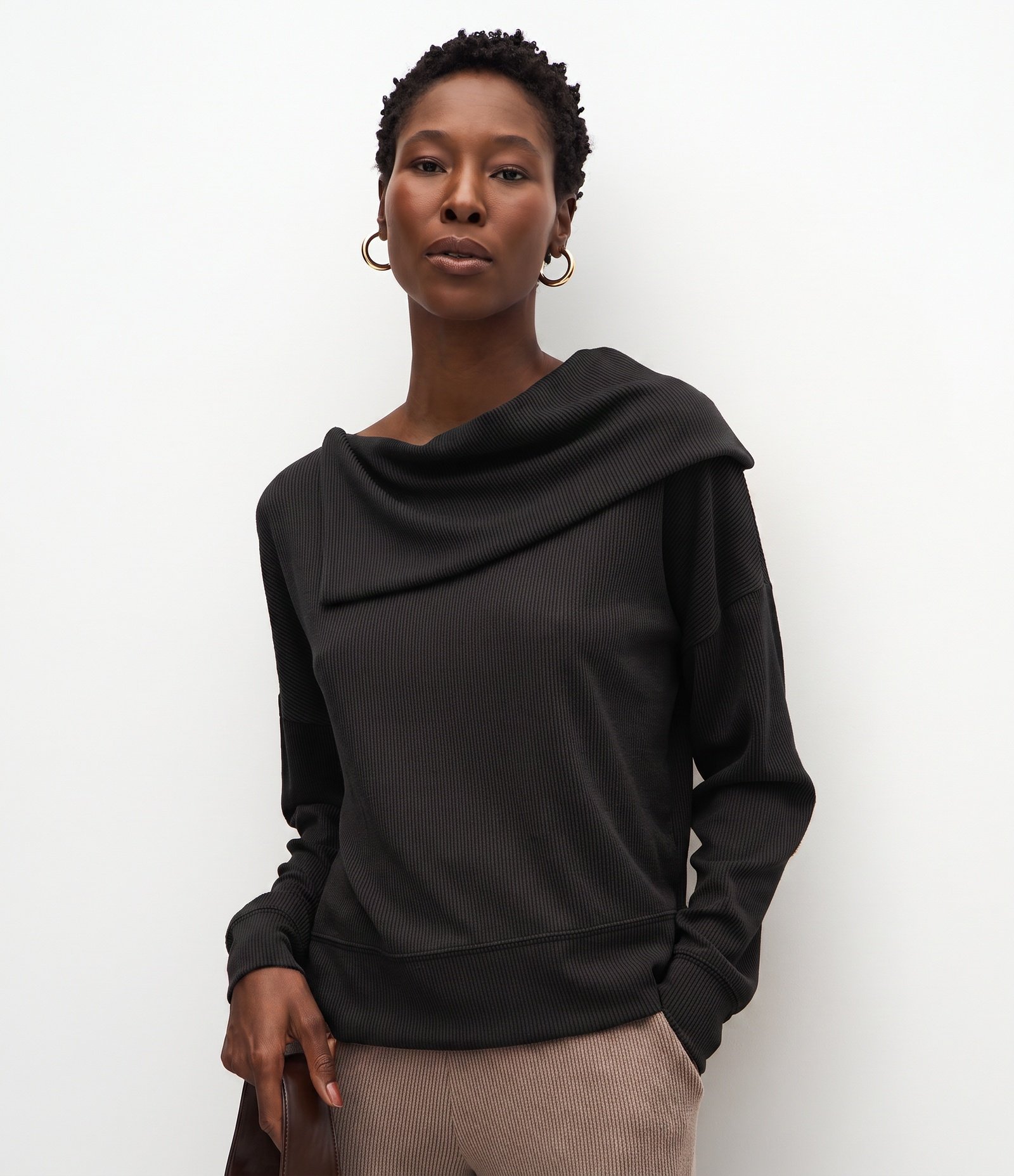 Blusa em Anarruga com Gola Boba Preto 3