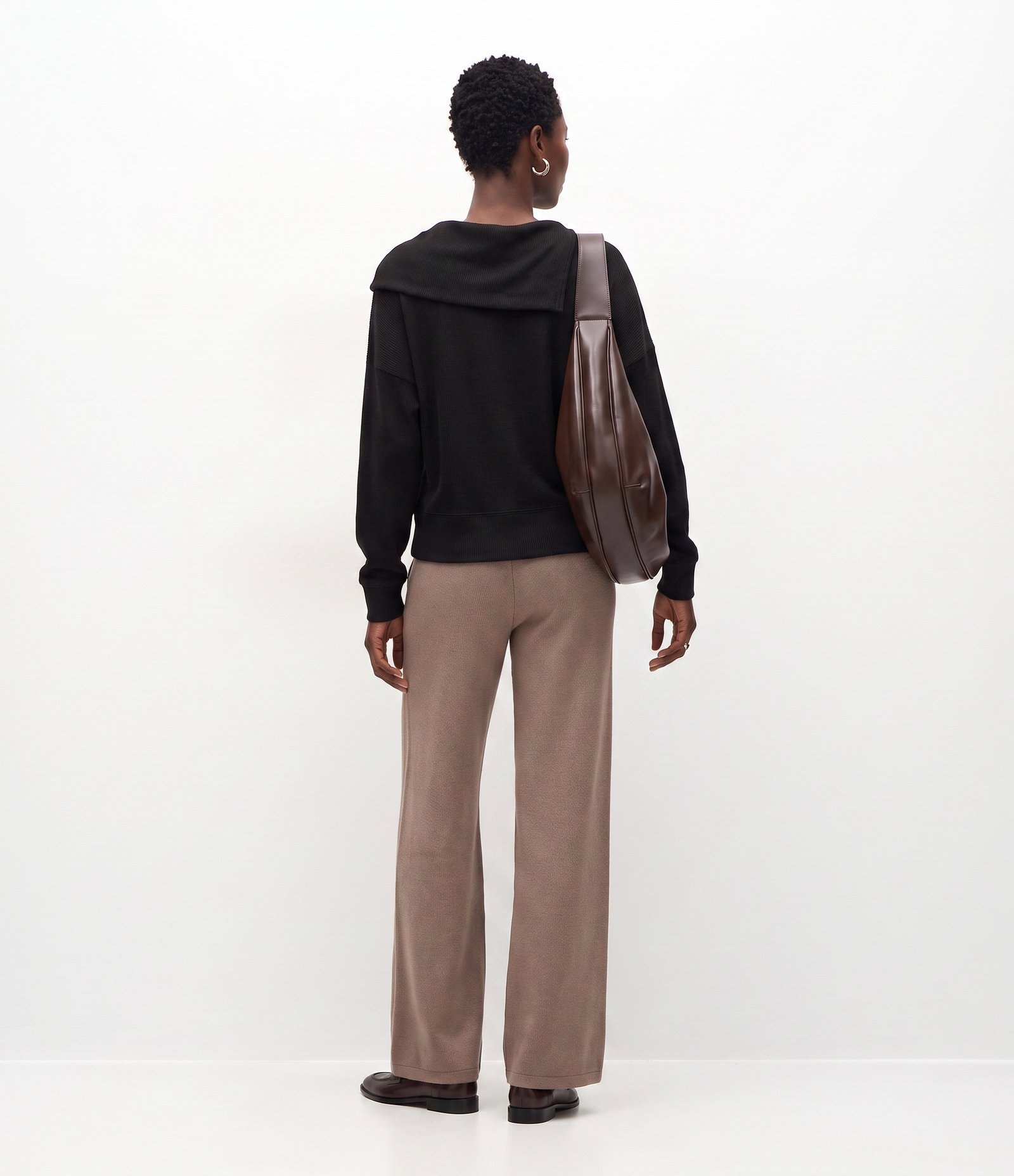 Blusa em Anarruga com Gola Boba Preto 4