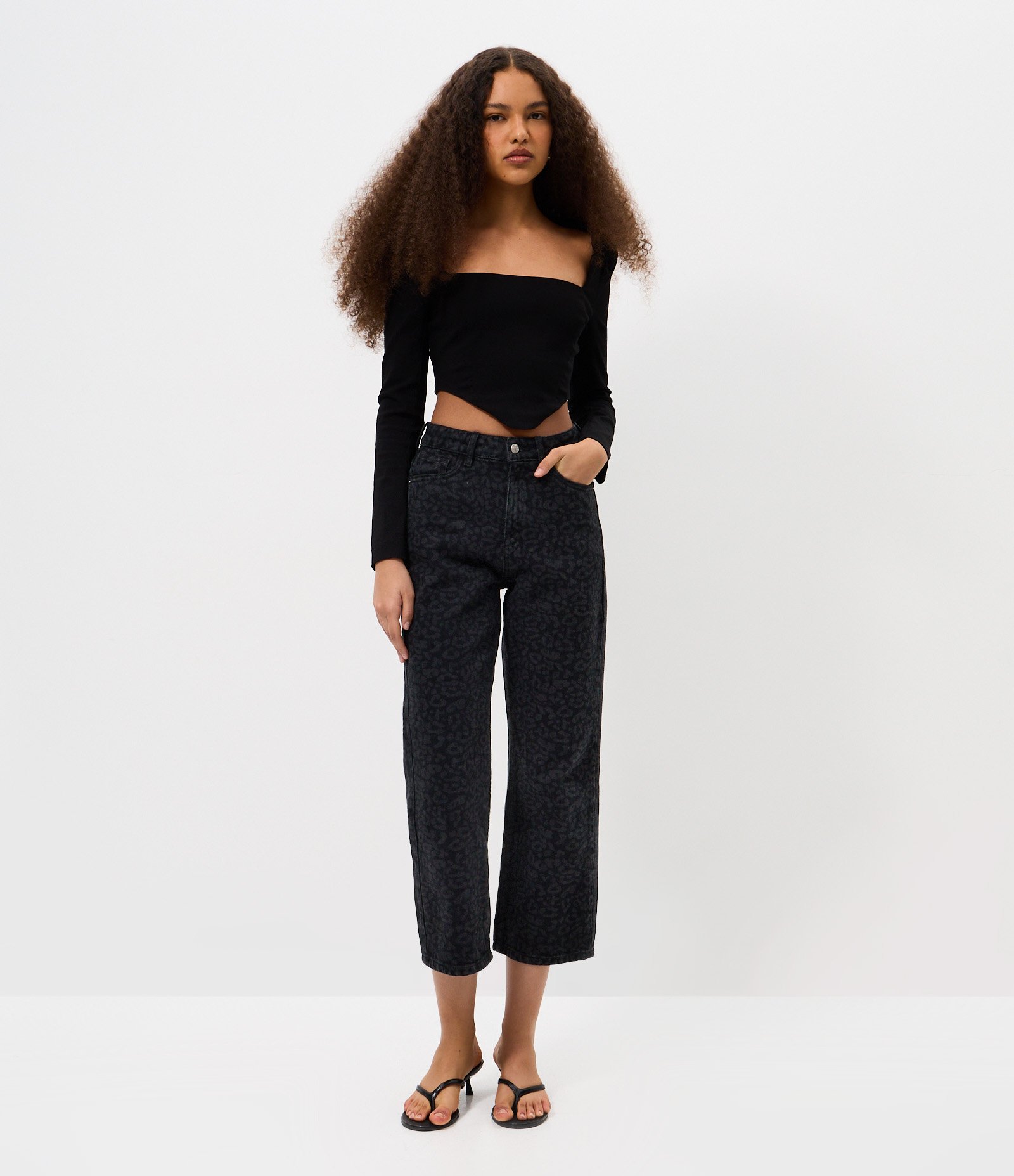 Calça Reta Cropped em Jeans com Cintura Alta e Estampa Animal Print Preto 2