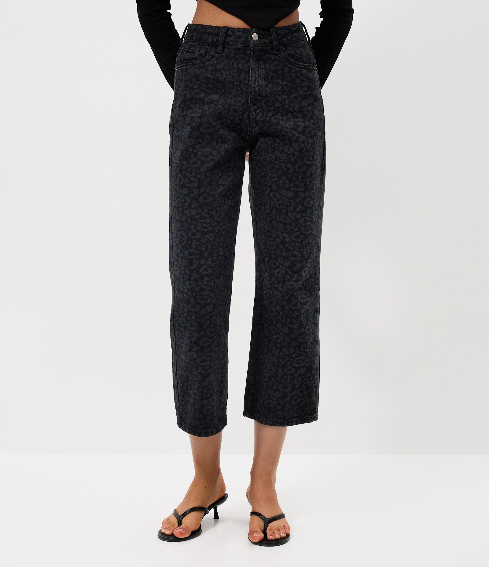 Calça Reta Cropped em Jeans com Cintura Alta e Estampa Animal Print Preto 3