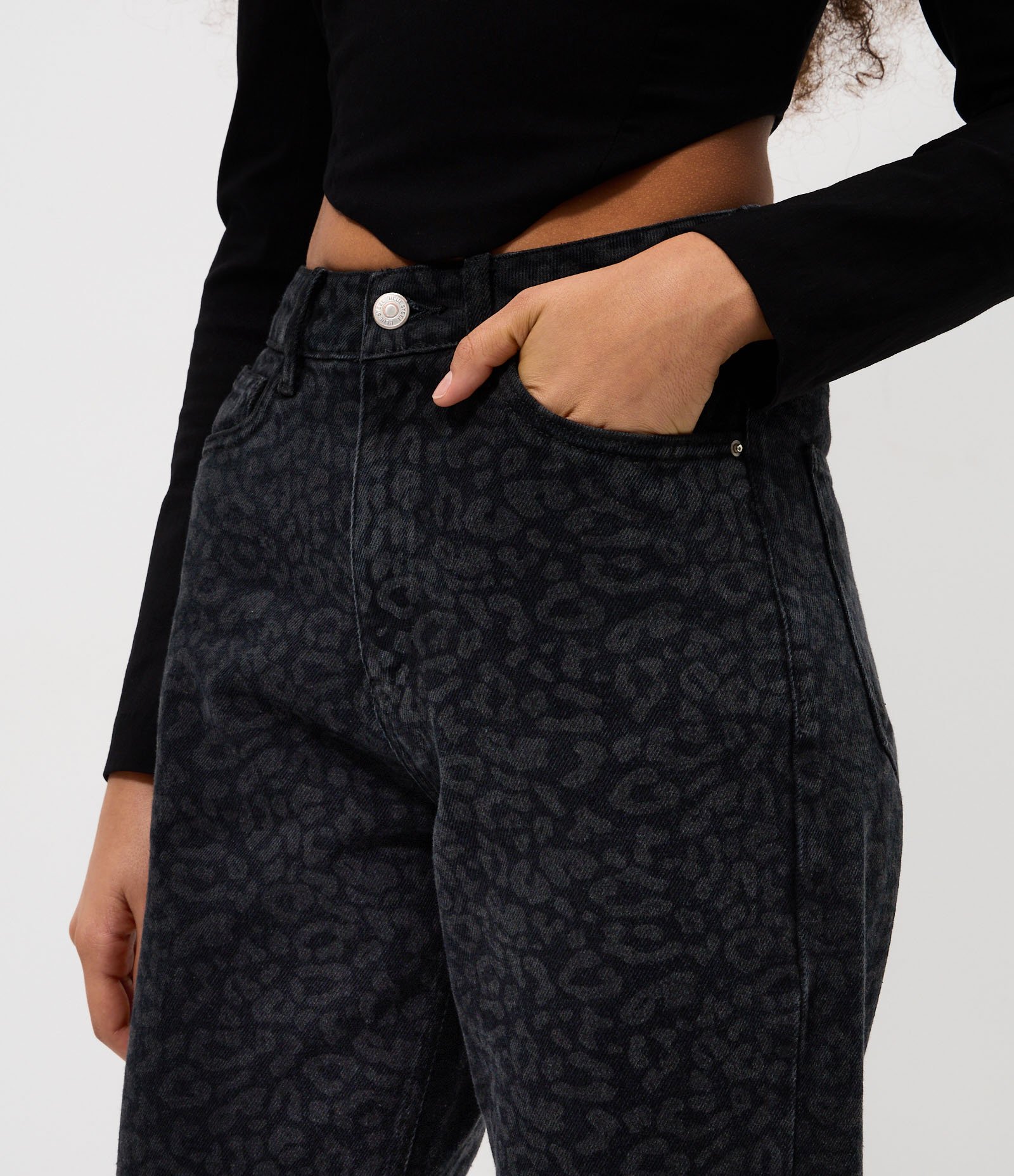 Calça Reta Cropped em Jeans com Cintura Alta e Estampa Animal Print Preto 4