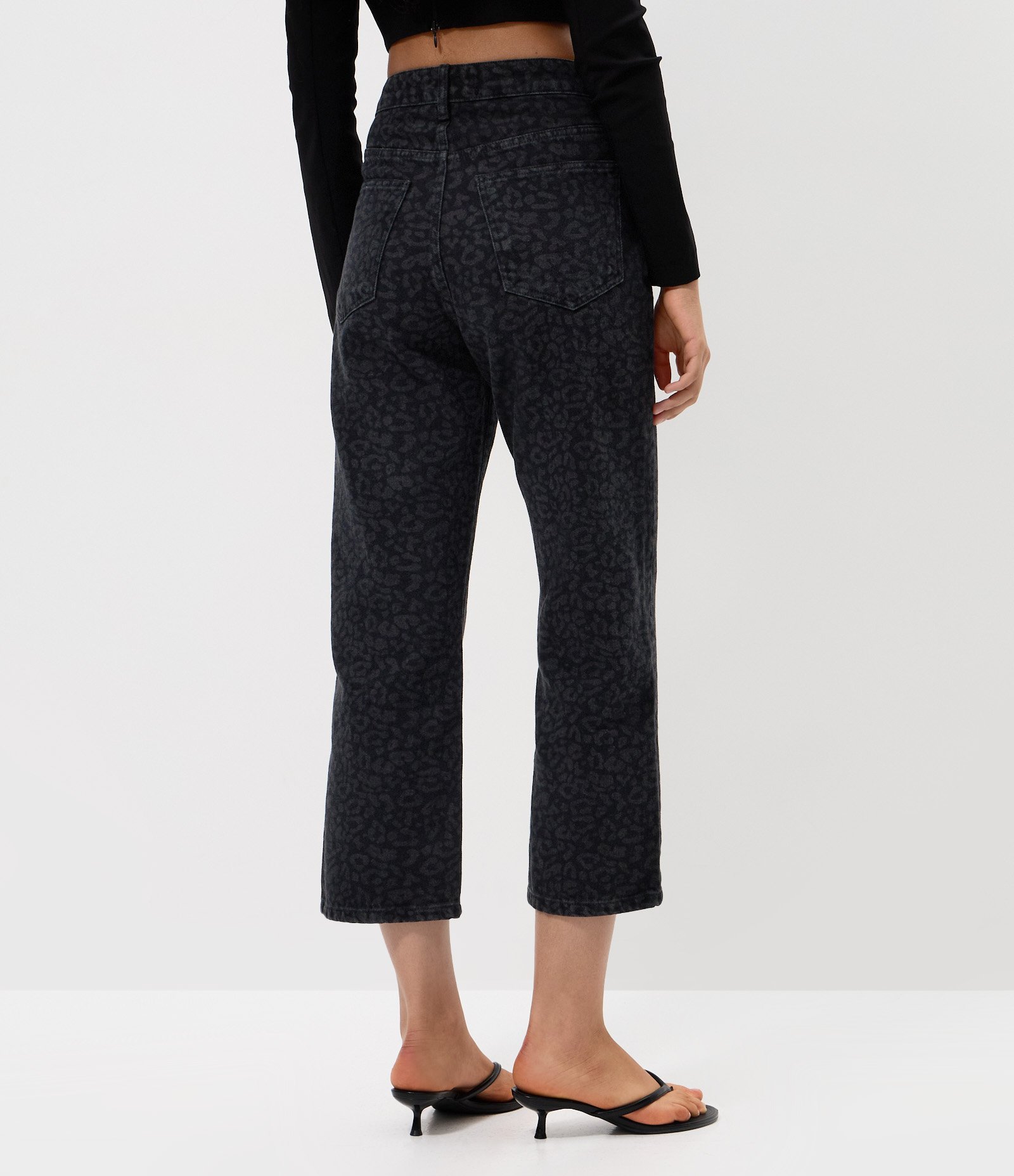 Calça Reta Cropped em Jeans com Cintura Alta e Estampa Animal Print Preto 5