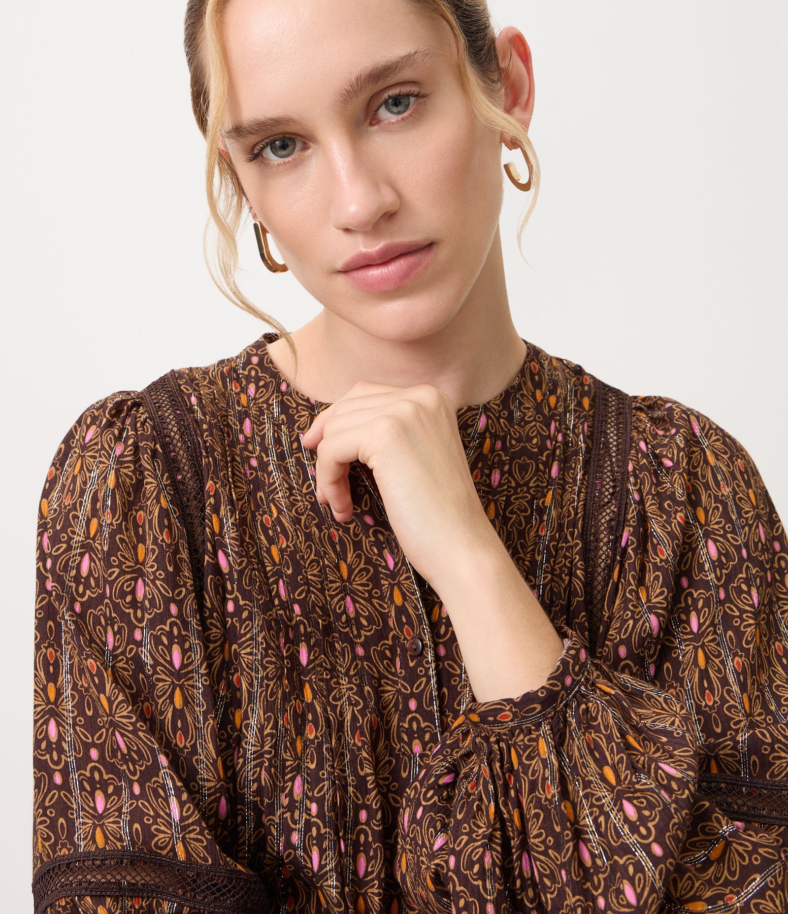 Blusa em Viscose com Estampa Paisley e Mangas Bufantes Marrom 2
