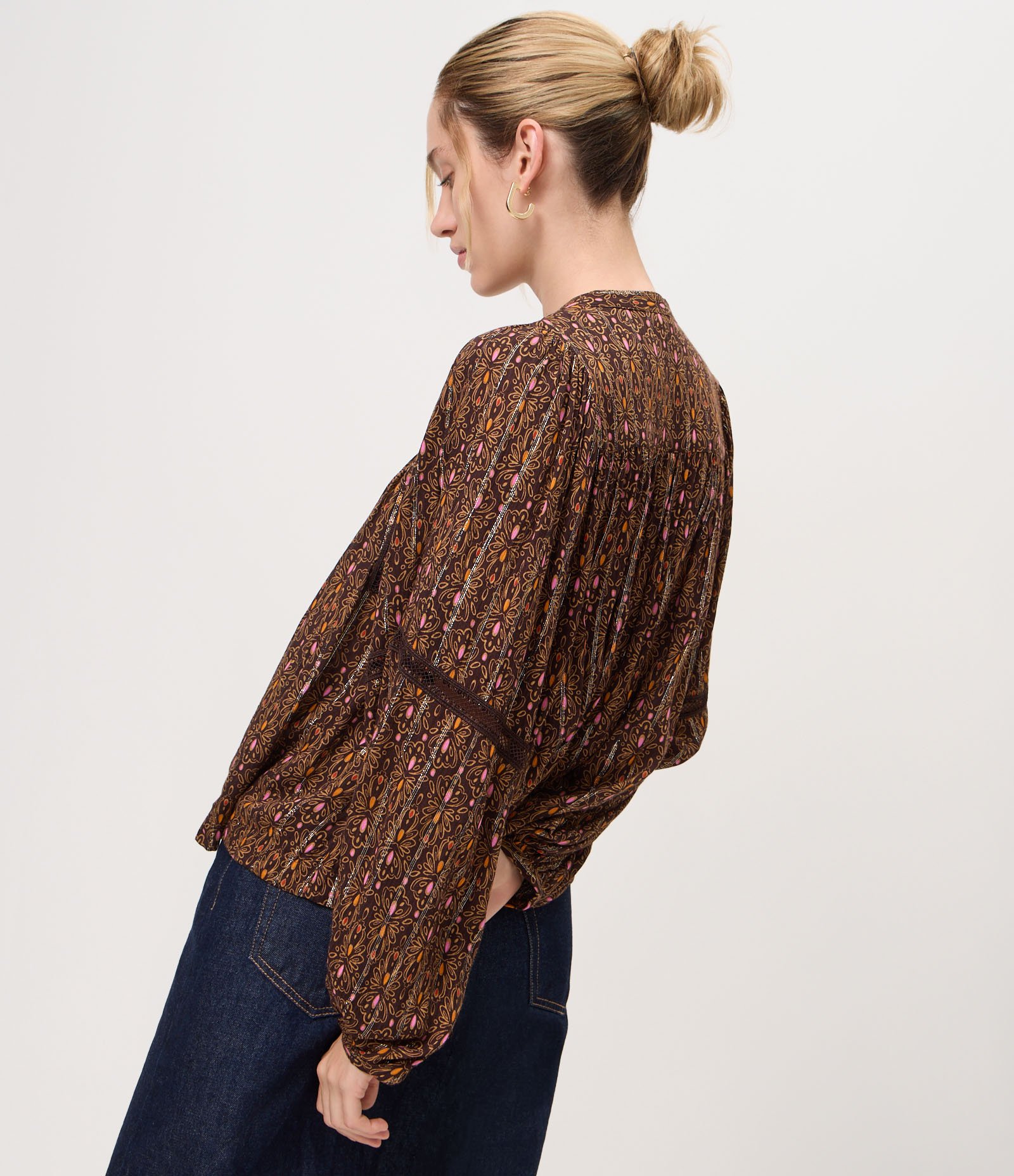Blusa em Viscose com Estampa Paisley e Mangas Bufantes Marrom 3