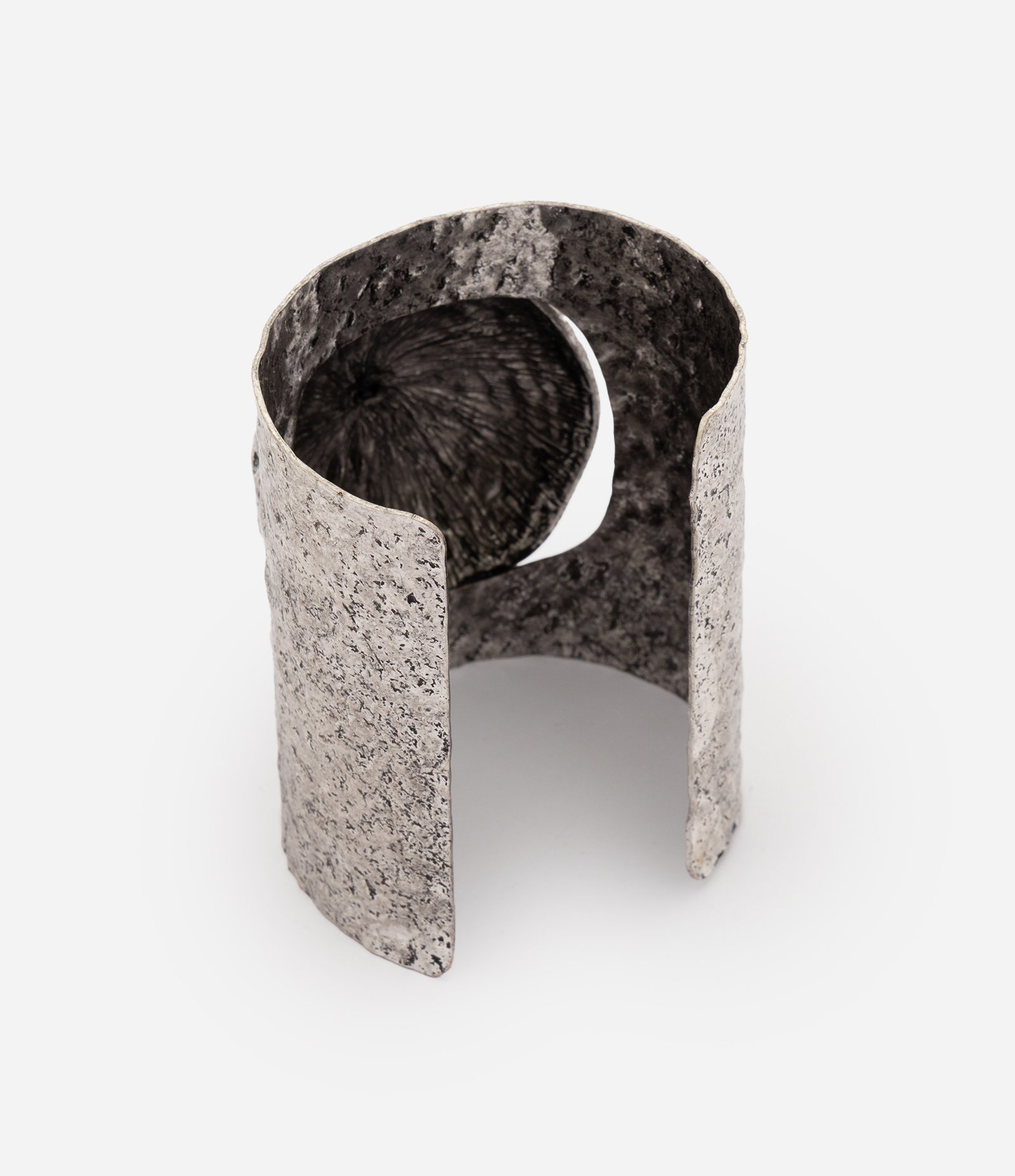 Bracelete Maxi em Metal Reciclado com Acabamento Martelado Prata 4
