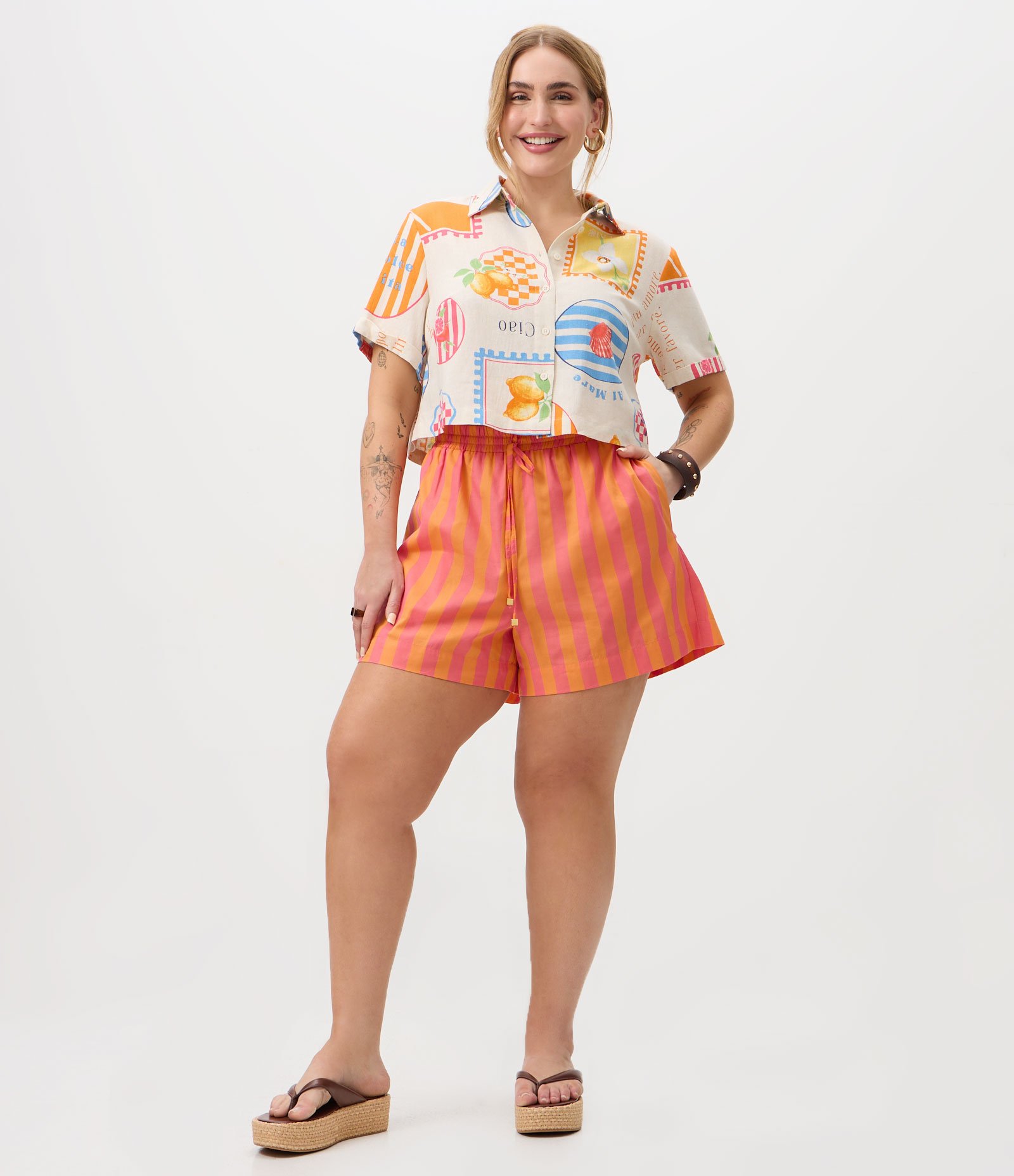 Camisa em Viscolinho com Estampa de Selos Curve & Plus Size Bege 2