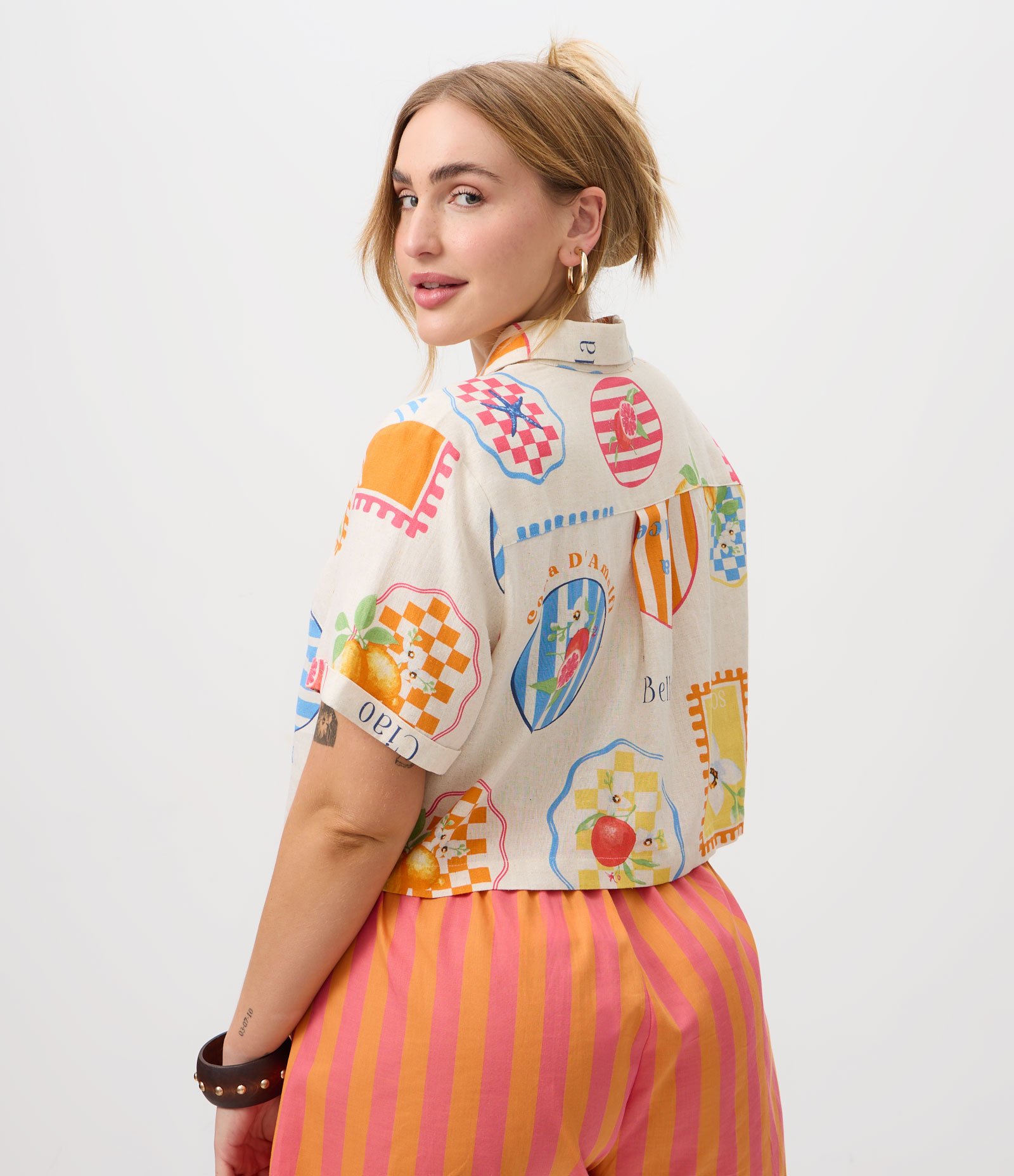 Camisa em Viscolinho com Estampa de Selos Curve & Plus Size Bege 4