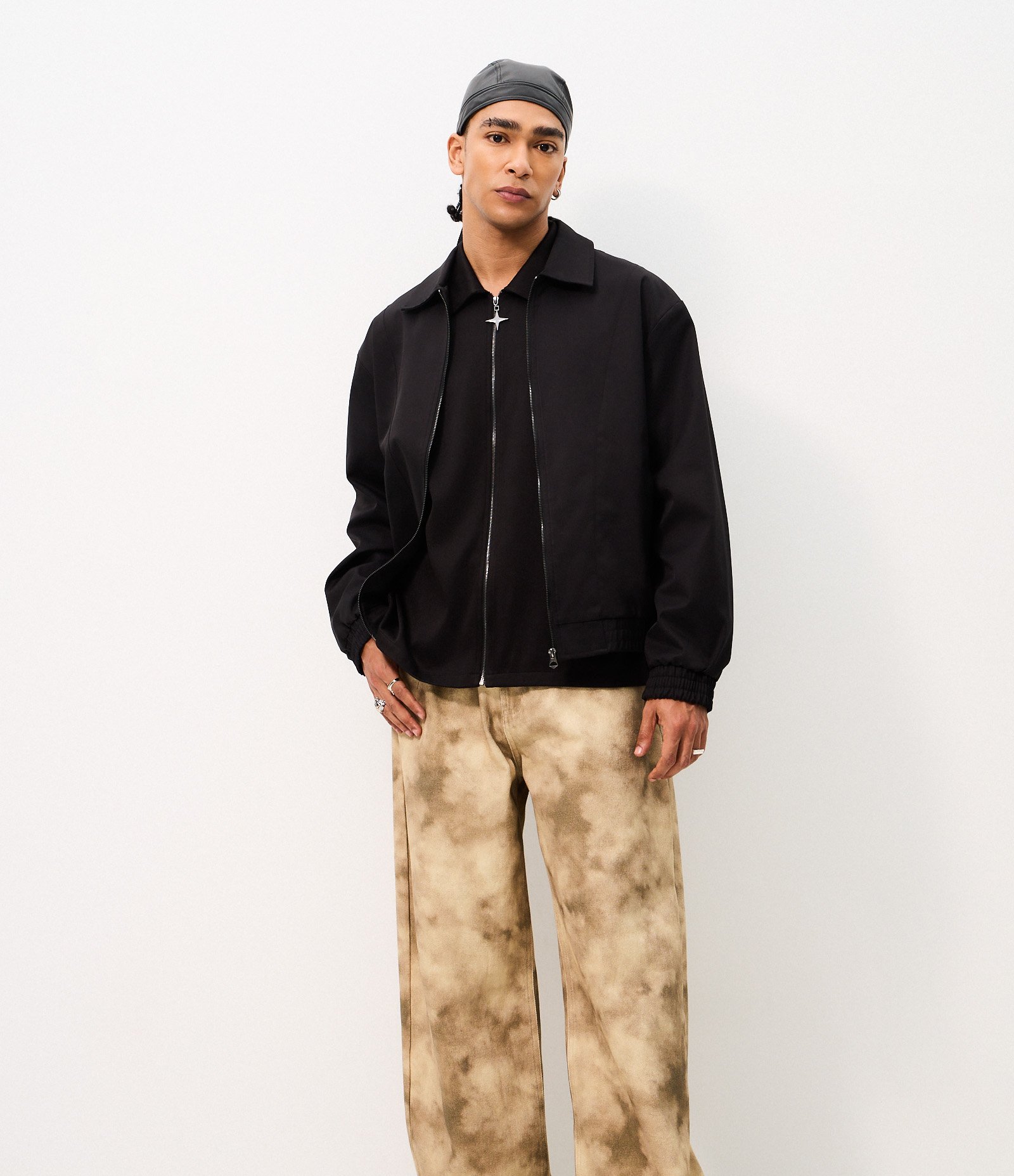 Calça em Sarja Super Baggy com Estampa Abstrata Bege 4