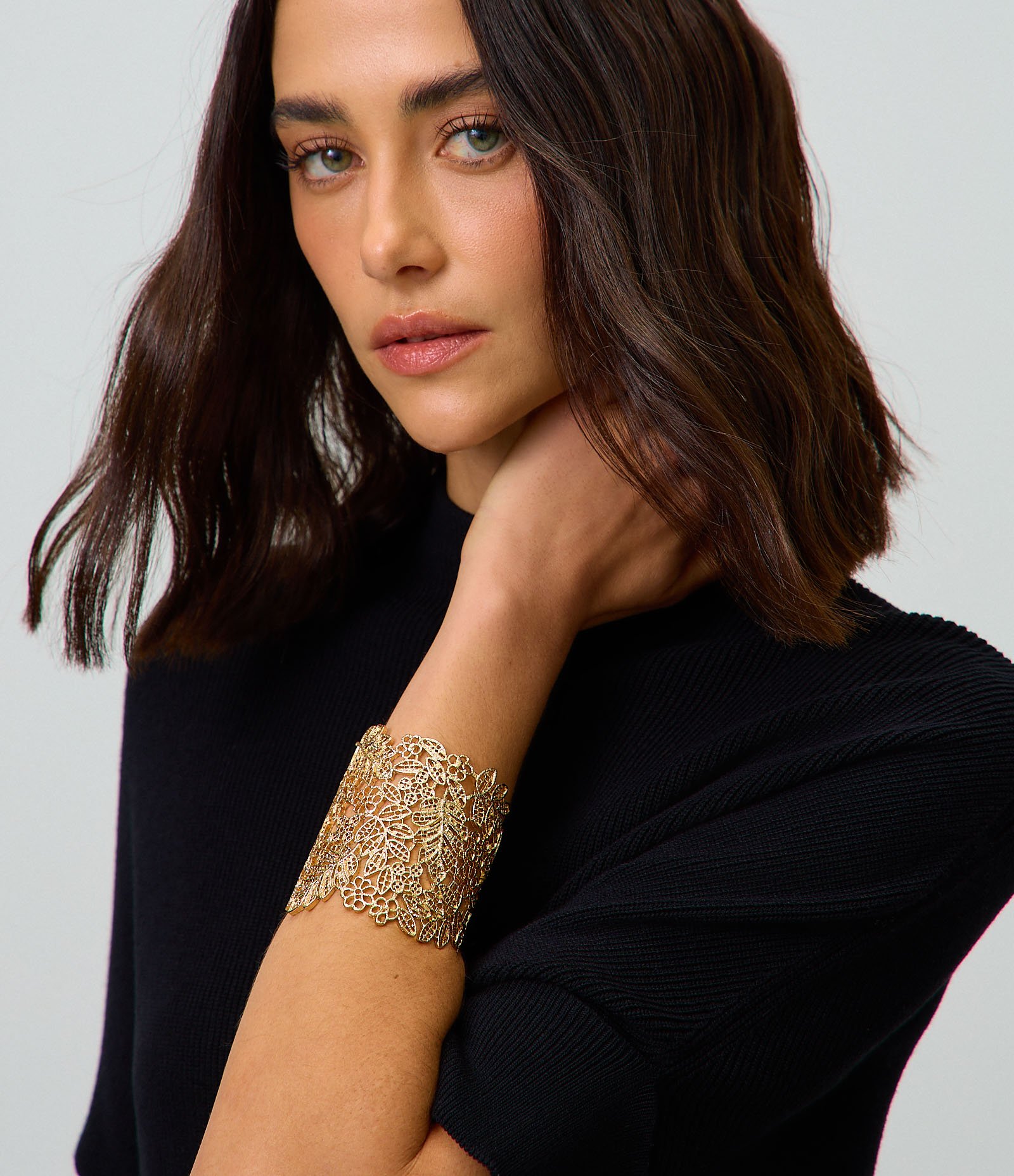 Bracelete Rendado com Desenho Floral Dourado 4