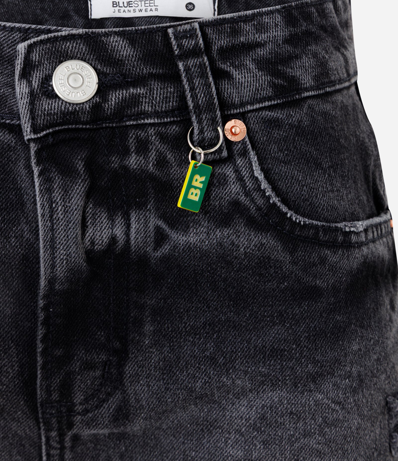 Short Jeans com Cintura Média e Pingente do Brasil Preto 2