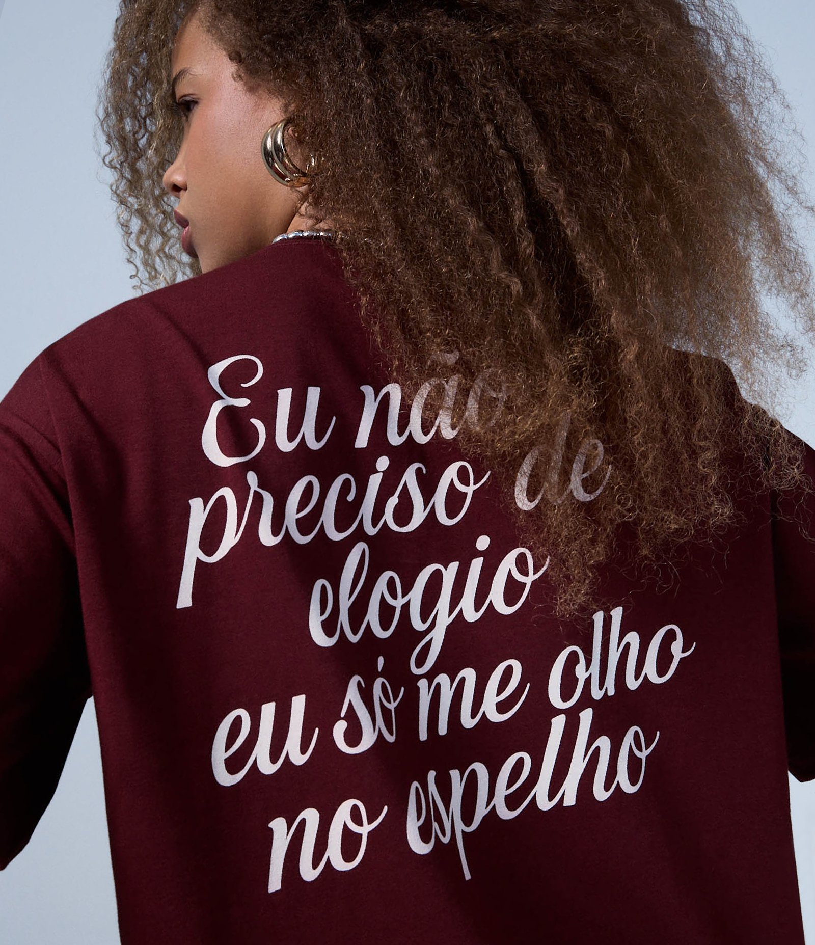 Camiseta Boxy em Algodão com Estampa Duquesa e Lettering nas Costas Vinho 4