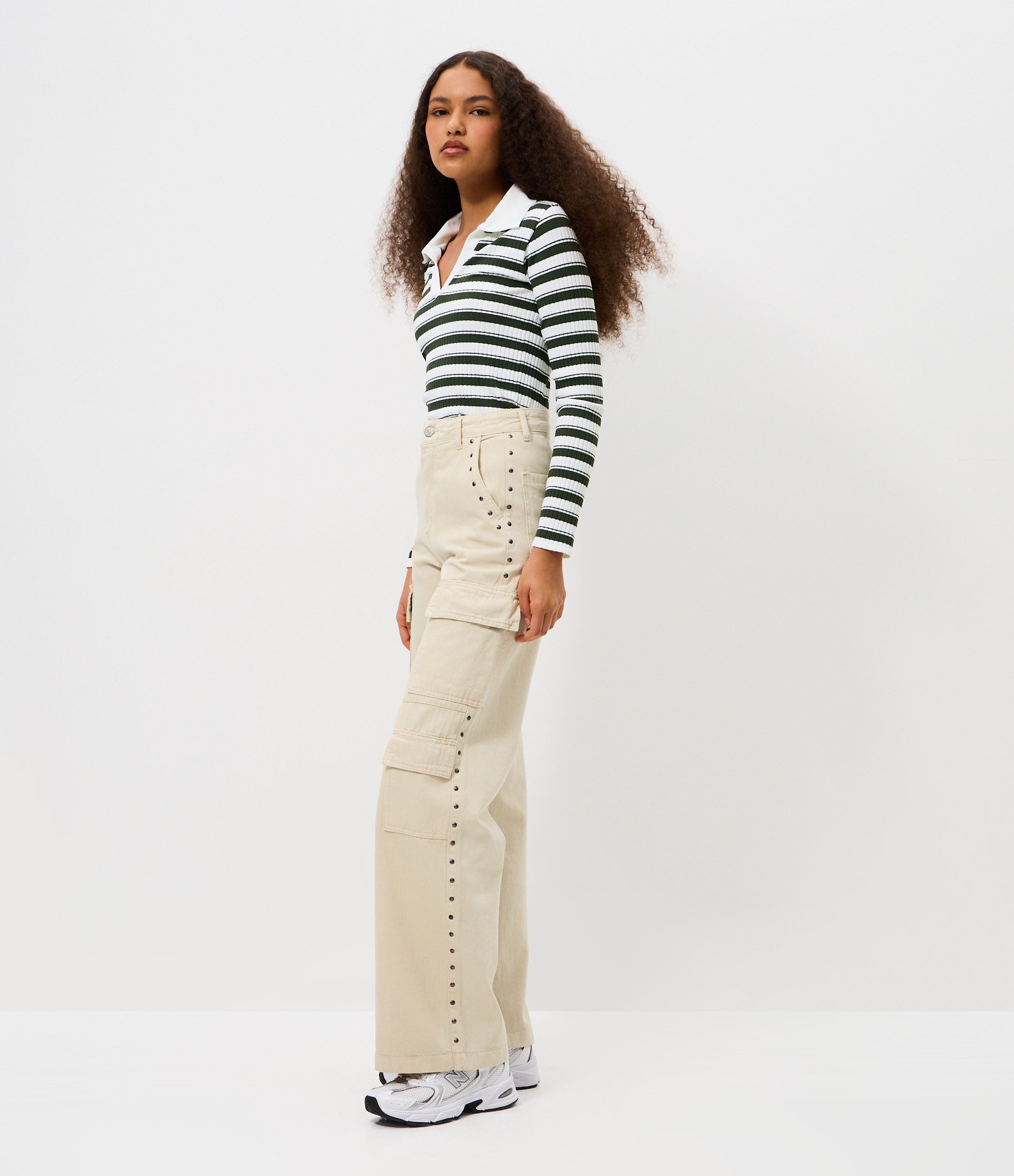 Calça Cargo Wide Leg em Sarja com Cintura Alta e Tachas Off White 1