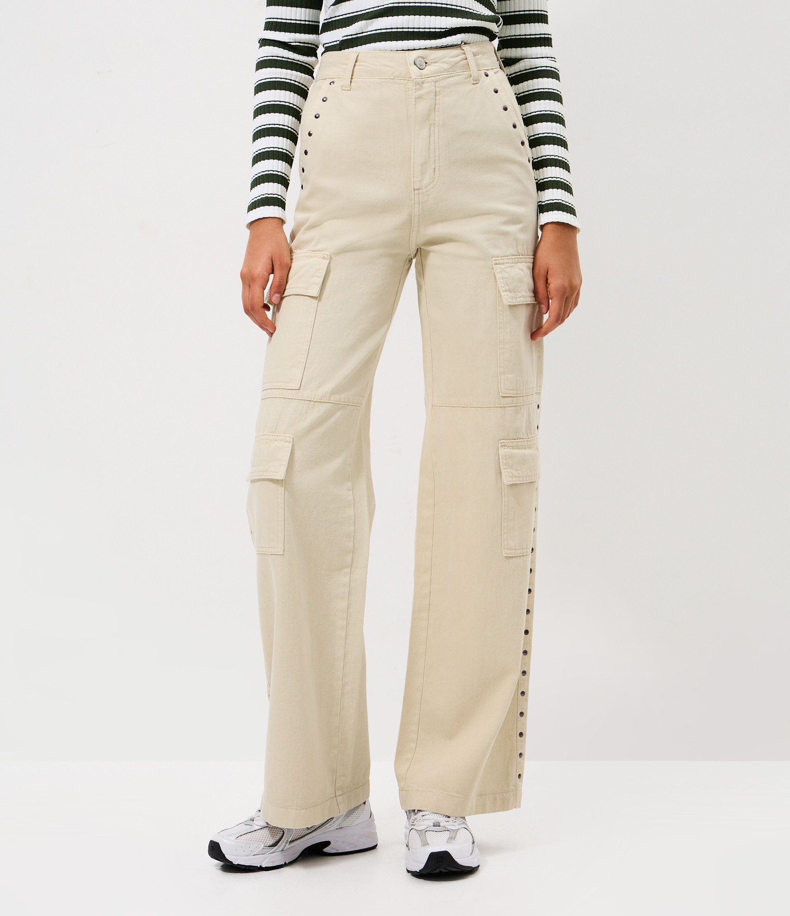 Calça Cargo Wide Leg em Sarja com Cintura Alta e Tachas Off White 2