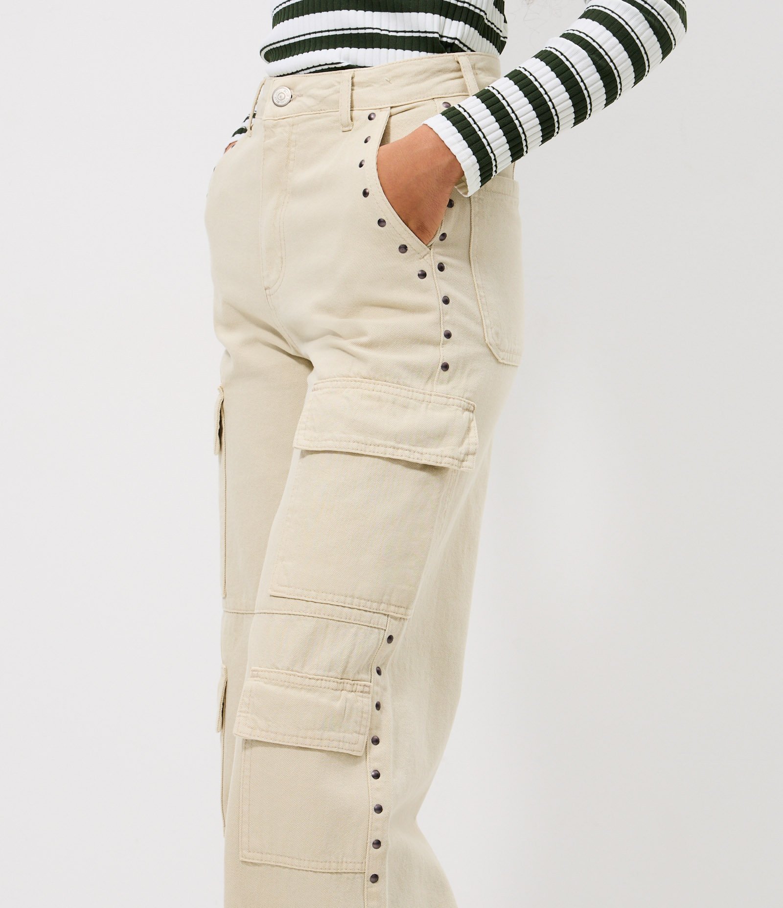Calça Cargo Wide Leg em Sarja com Cintura Alta e Tachas Off White 3