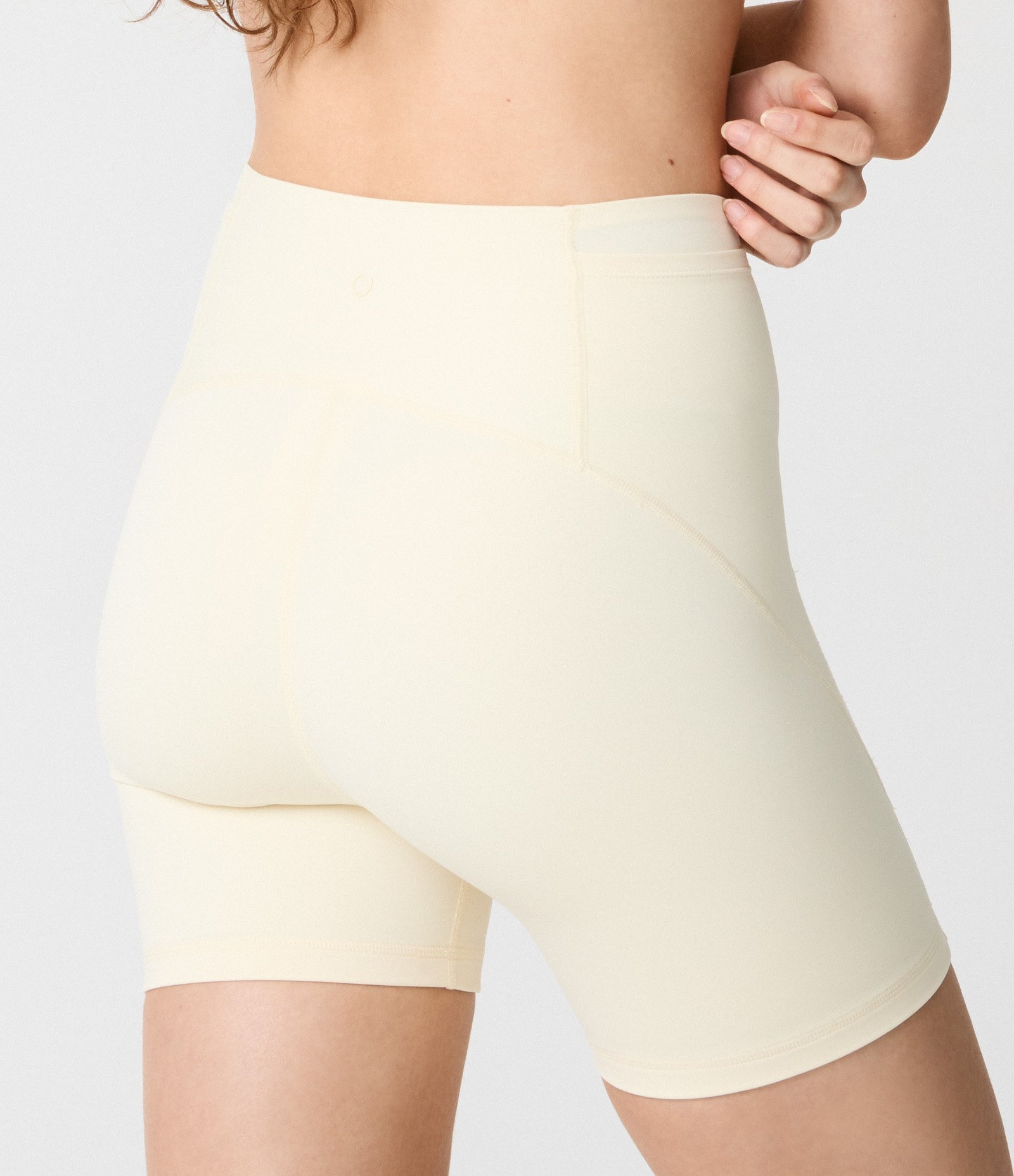 Bermuda Esportiva em Microfibra com Forro Amarelo 3