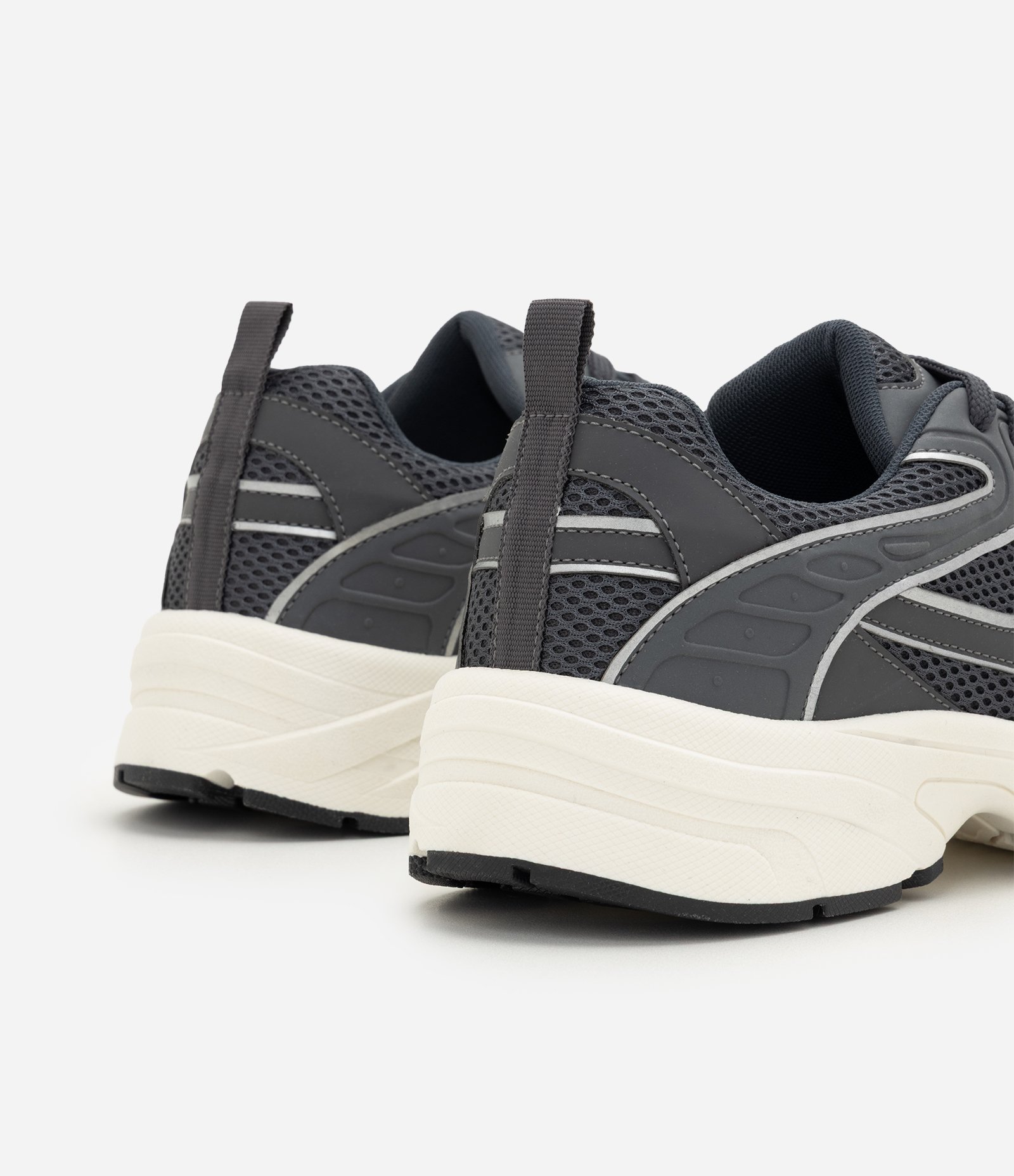 Tênis Dad Sneaker Mix de Materiais Contrastantes Cinza 4
