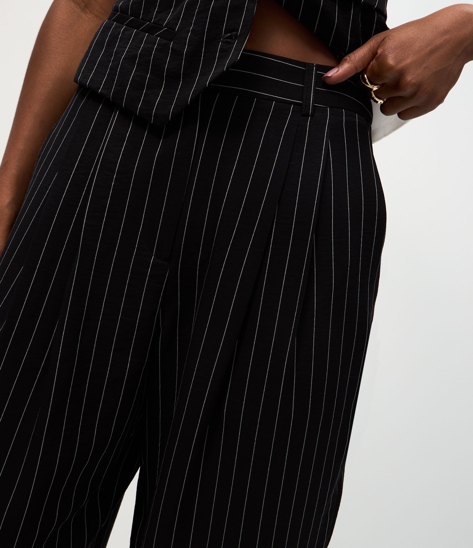 Calça Cenoura Alfaiatada com Estampa Listrada Preto 4