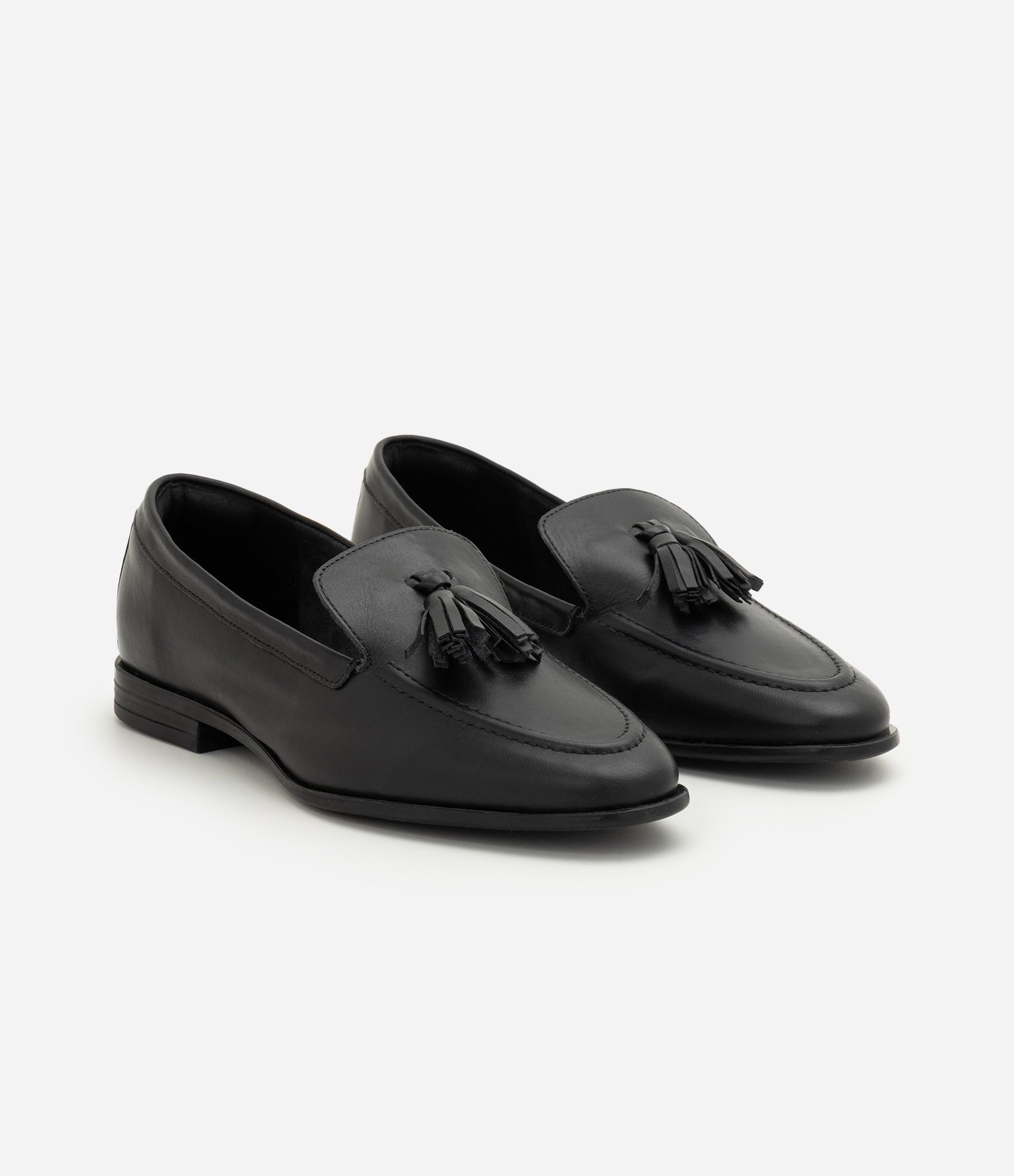 Mocassim em Couro com Detalhe de Franjas Preto 2
