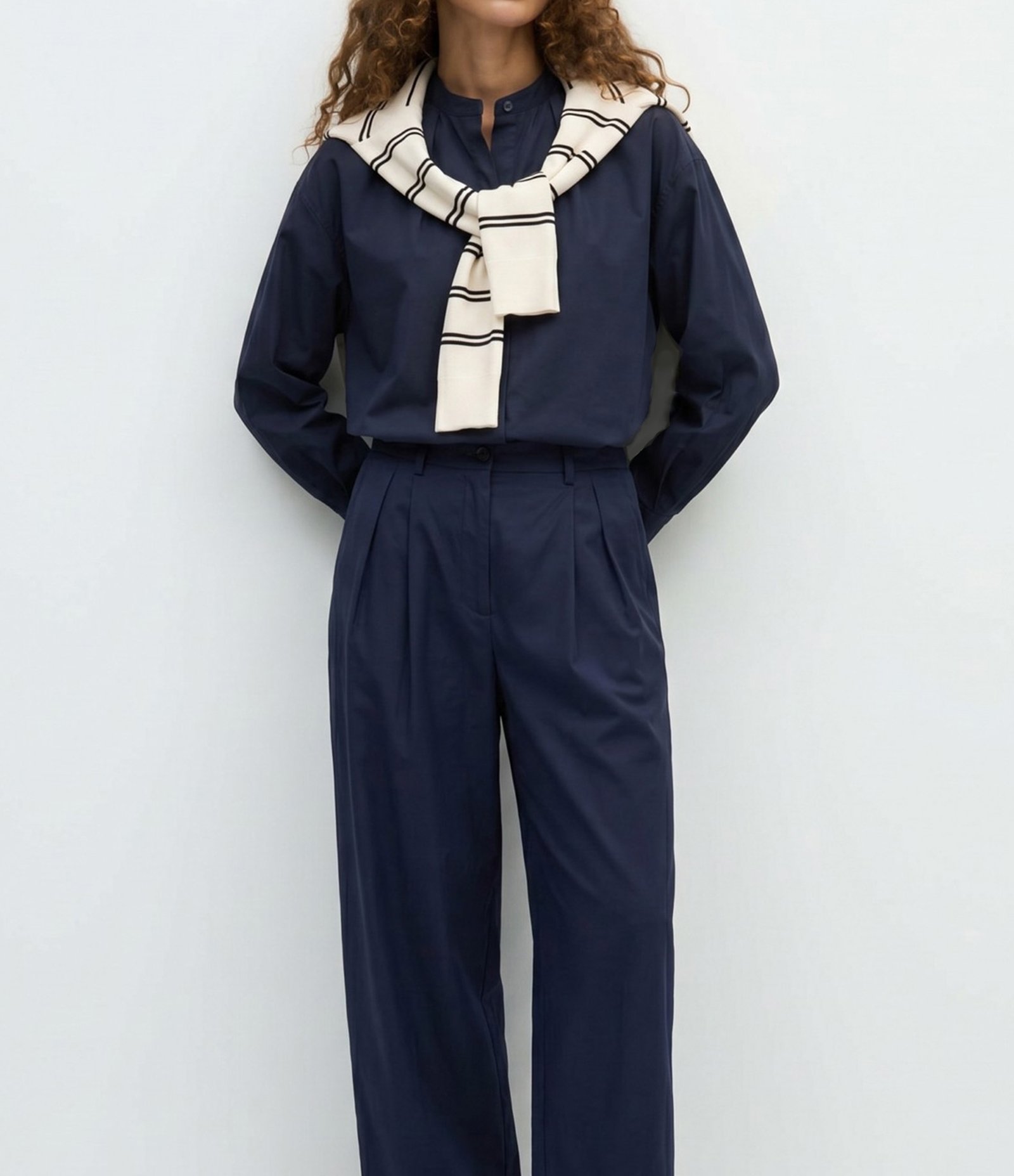 Calça Reta em Tricoline com Pregas Frontais Azul 2