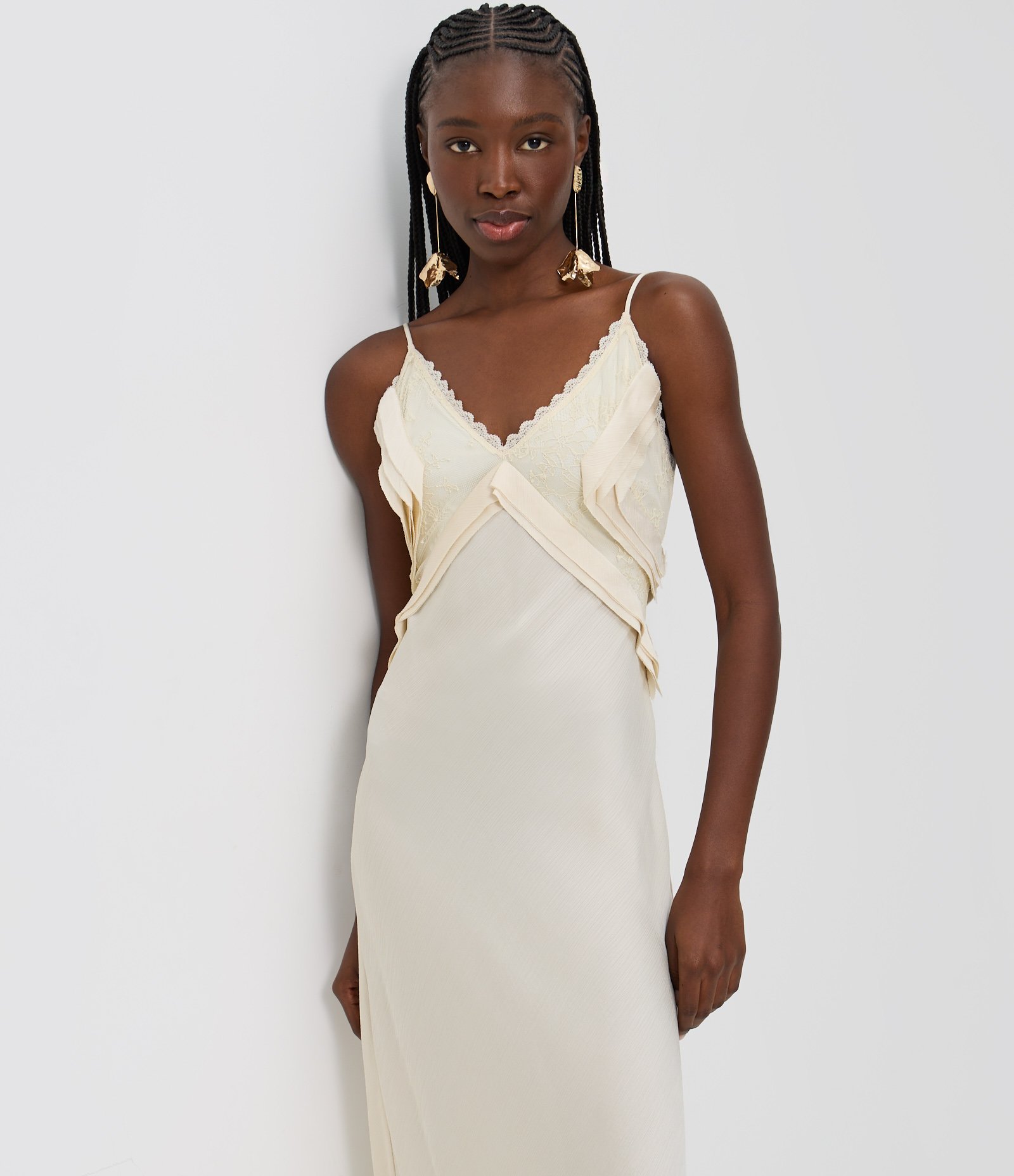 Vestido Longo Acetinado Texturizado com Renda e Babados Off White 1