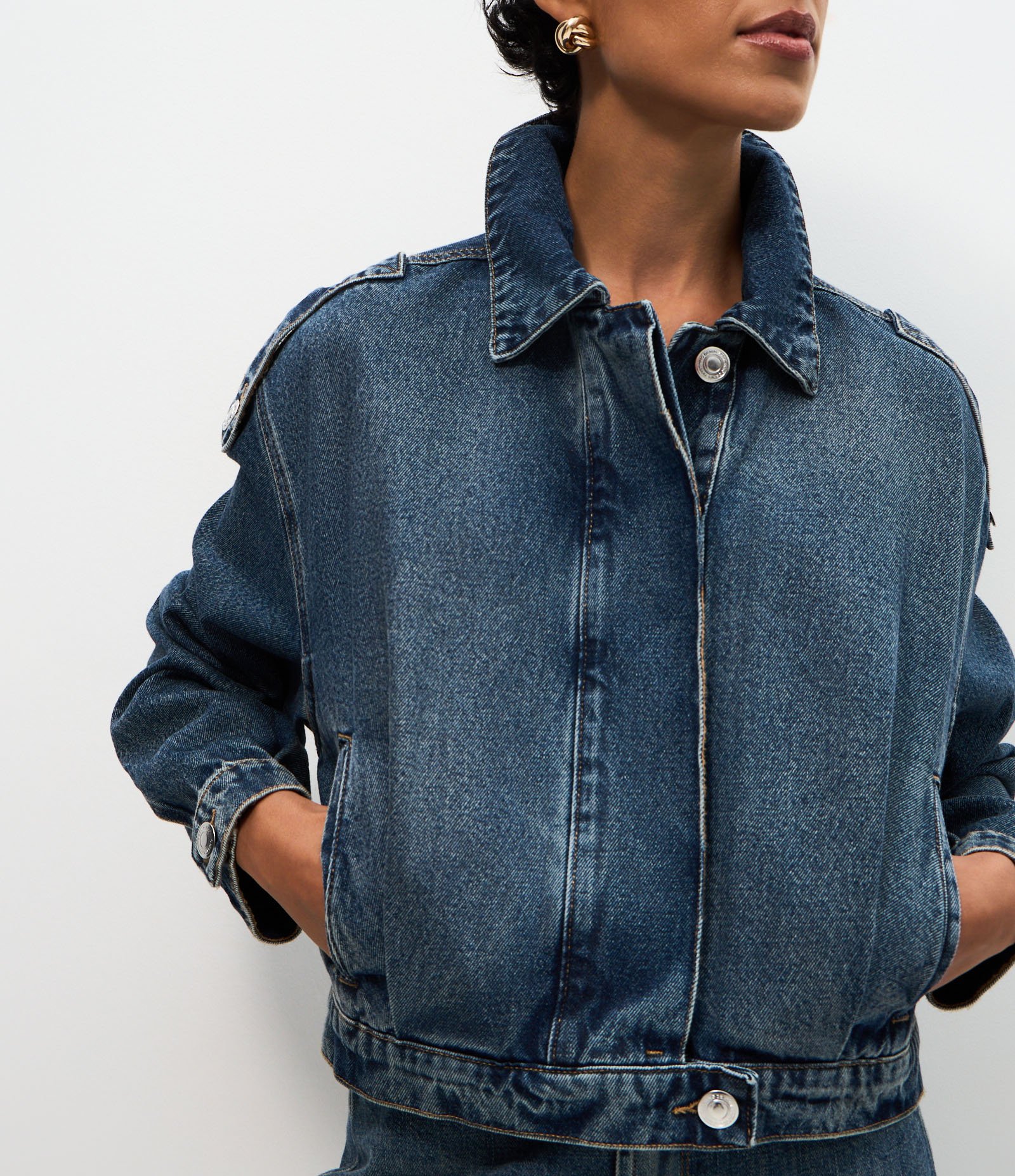 Jaqueta Bomber em Jeans com Recortes Balonê e Abotoamento Azul 4