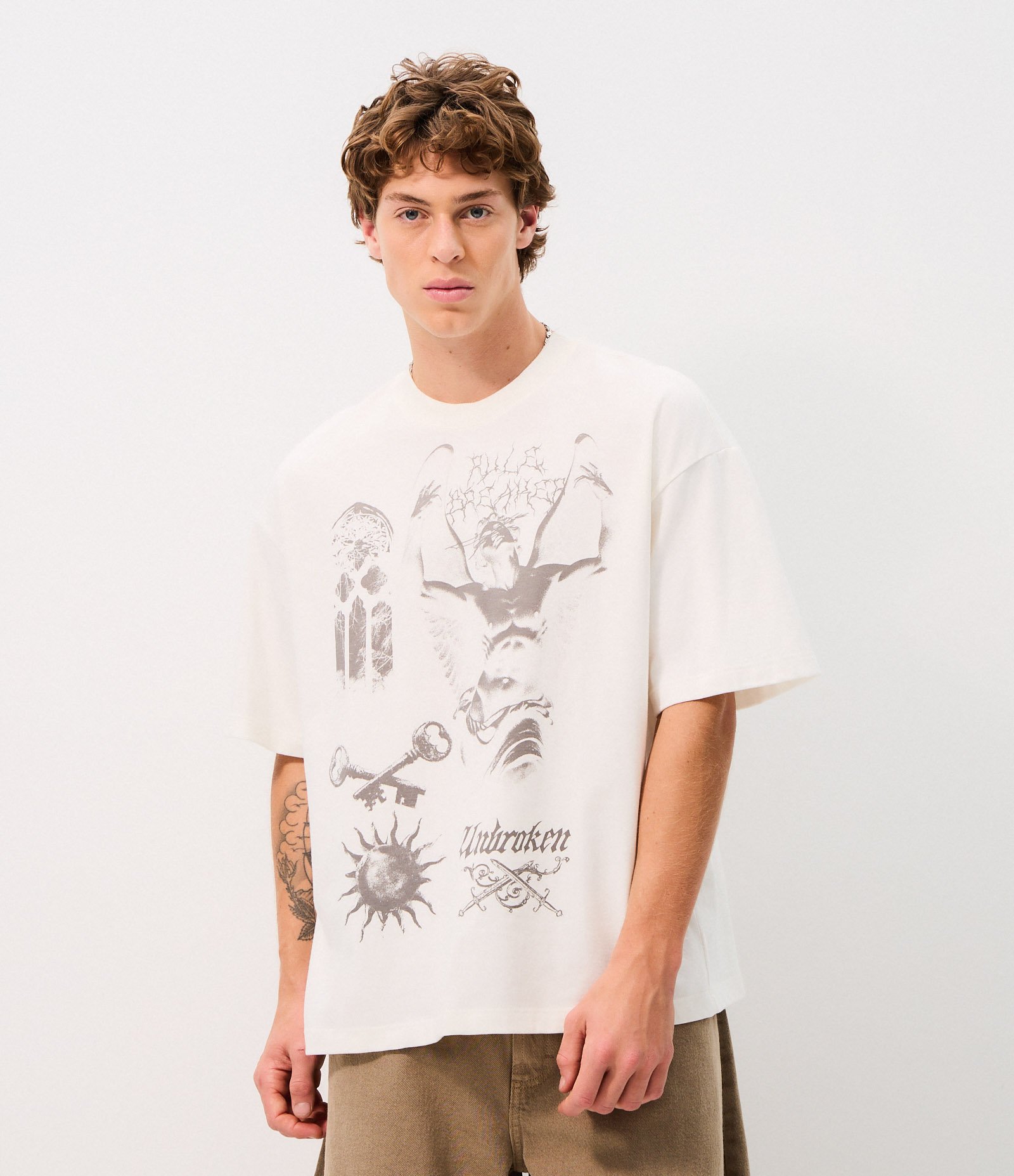 Camiseta Oversized Estampa Elementos Gráficos Branco 3
