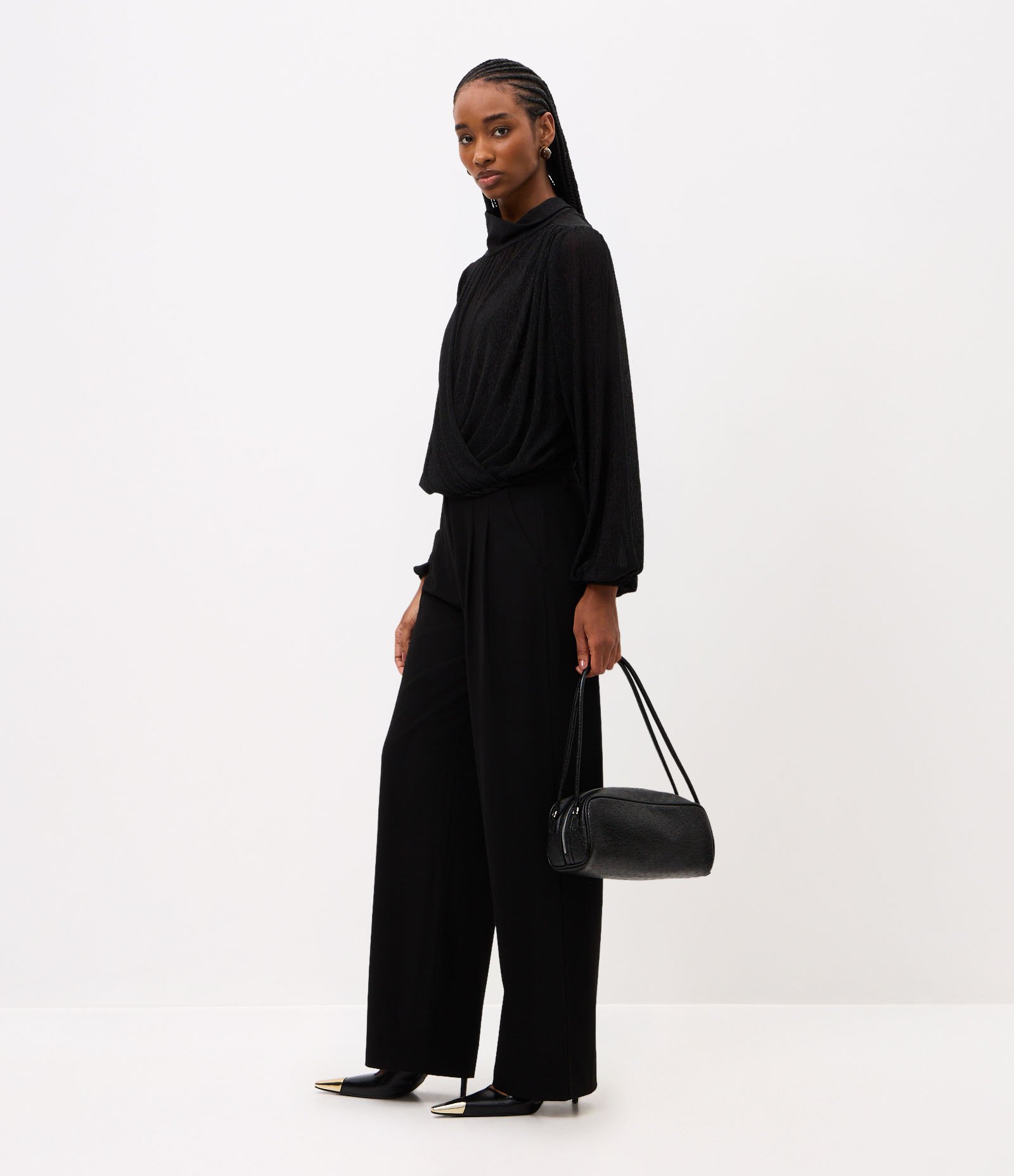 Blusa em Chiffon com Transparência e Decote Transpassado Preto 2